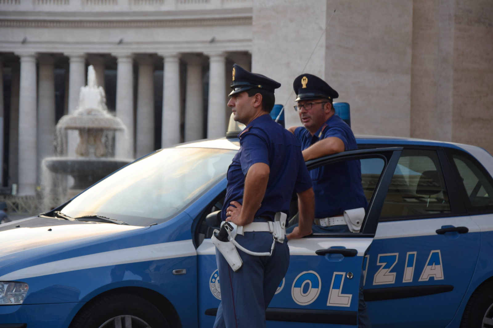 politi, by, Italien, arkitektur, gammel, bil, køretøj, Europa, kirke, Rom, kørsel, Rom, ancientcity, Roma, arkitektur, kyrka, Polizia, SanPietro, piazzasanpietro, stpeterbasilica, CITT delvaticano, peterskyrkan, vatikanstaten, petersplatsen, kompakt bil