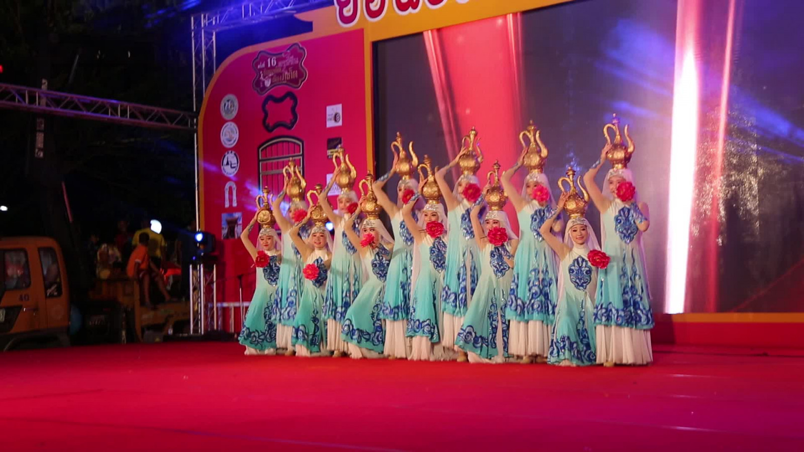 lidé, starý, noc, asijský, móda, čínština, tanečník, Thai, scéna, Nový, venkovní, dívka, dívky, představení, fáze, styl, tanec, skupina, show, phuket, phuketian, phuketphotographernet, forumlinvoyagecom, httpforumlinvoyagecom, oblek, hudební divadlo