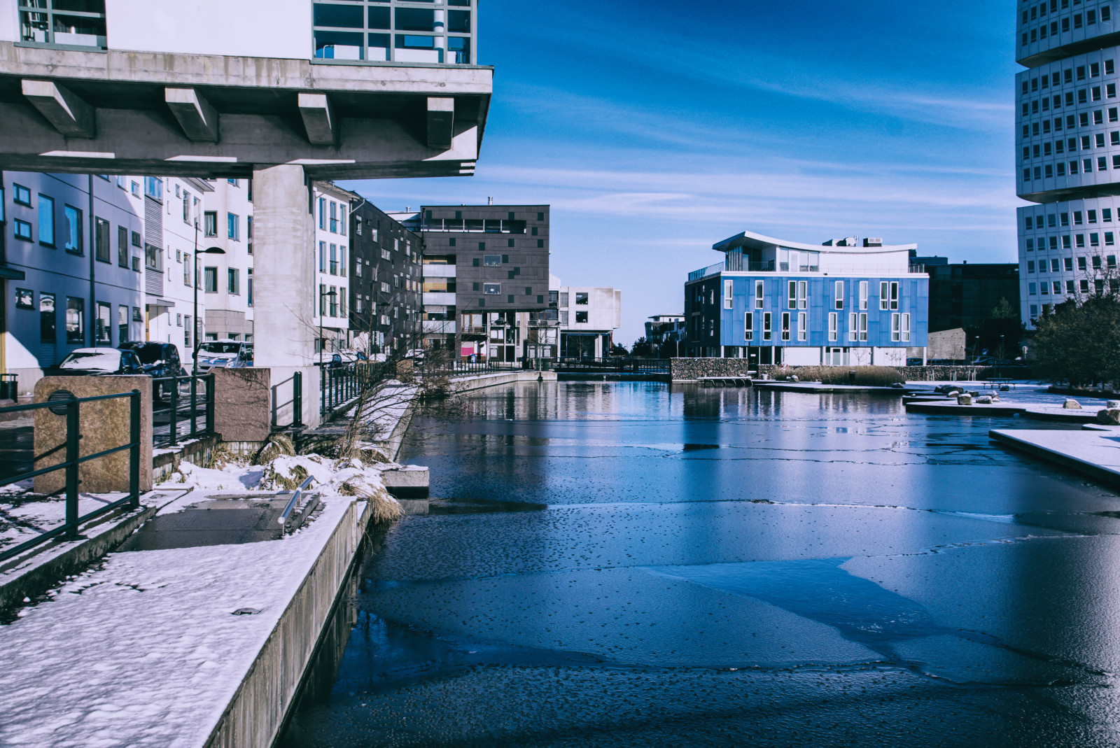 เมือง, cityscape, สถาปัตยกรรม, น้ำ, อาคาร, การสะท้อน, ท้องฟ้า, หิมะ, ฤดูหนาว, เส้นขอบฟ้า, ตึกระฟ้า, สีน้ำเงิน, น้ำแข็ง, สระว่ายน้ำ, สวีเดน, ท่าเรือ, Sverige, Malm, ตัวเมือง, สภาพอากาศ, กลางแจ้ง, sk nel n, se, turntorso, spegling, himmel, ankarparken, สถานที่สำคัญ, เขตเมือง, ทางน้ำ, นิคมอุตสาหกรรมของมนุษย์