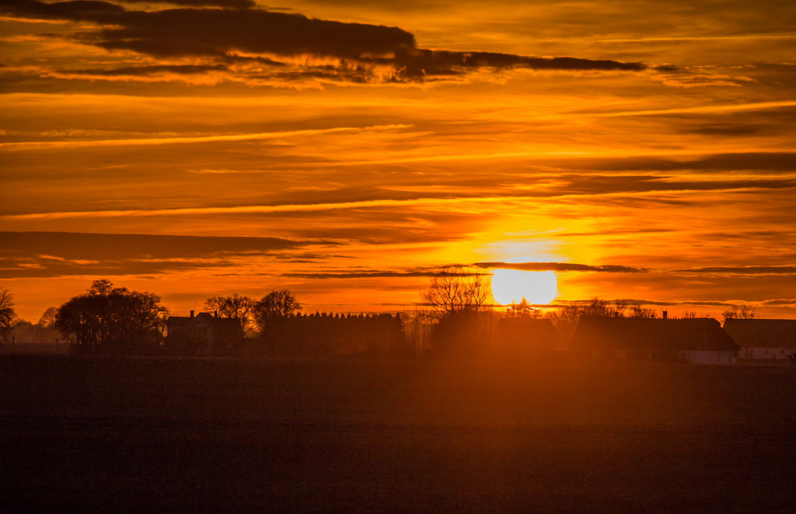 sollys, landskab, solnedgang, hav, afspejling, himmel, silhuet, solopgang, aften, morgen, Sol, horisont, atmosfære, skumring, Sky, daggry, himmel, solnedg ng, siluett, landskabet, Moln, landsbygd, landskap, atmosfærisk fænomen, efterglød, rød himlen om morgenen