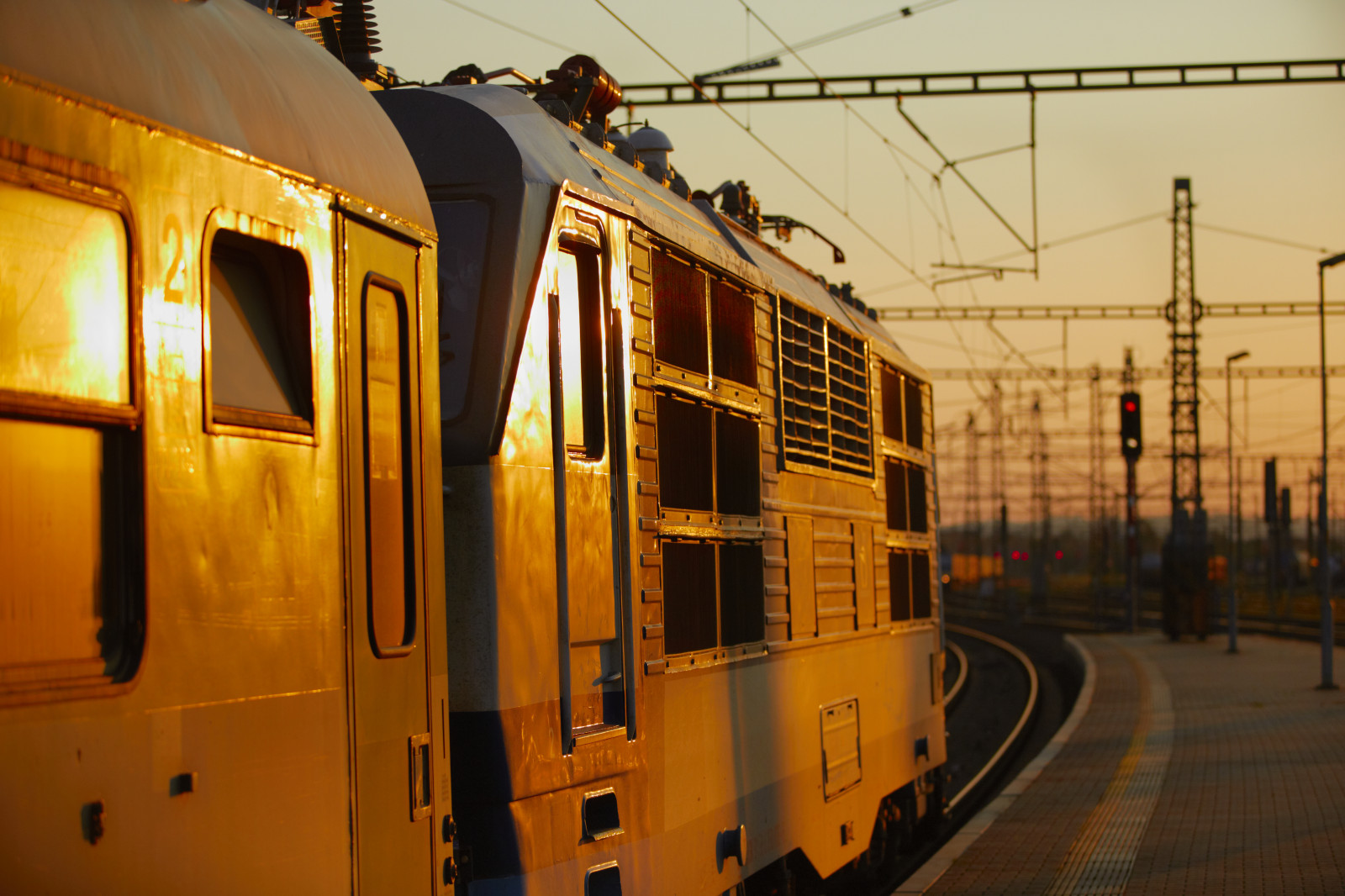 luce del sole, tramonto, città, notte, cielo, all'aperto, veicolo, treno, ferrovia, traffico, estate, calore, Europa, segnale, Praga, crepuscolo, brillante, Nessuno, Pendolare, trasporto, locomotiva, elettricità, elettrico, motore, crepuscolo, semaforo, rotaia, viaggio, giorno, illuminato, luce del sole, partenza, velocità, vita di città, energia, piattaforma, viaggio, viaggio, connessione, attività commerciale, UrbanScene, Repubblica Ceca, attrazione turistica, trasporto pubblico, fornitura elettrica, onthemove, treno espresso, ferrovia, linea ferroviaria, trasporto pubblico, arrivo, stazione ferroviaria, railroadcar, modalità di trasporto, travellocations