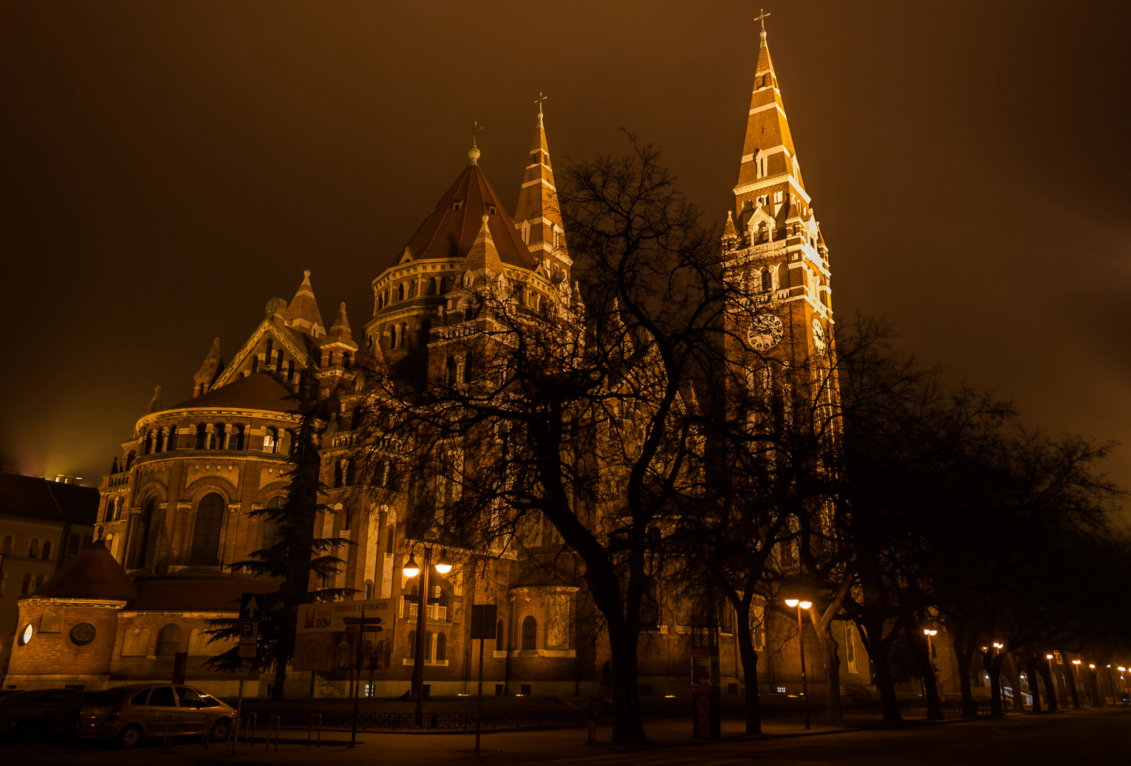 město, panoráma města, noc, budova, nebe, večer, město, kostel, soumrak, katedrála, metropole, gotická architektura, spirála, světlo, strom, centrum, osvětlení, bazilika, tma, mezník, fasáda, turistická atrakce, místo uctívání, kostelní věž, středověká architektura, Szeged