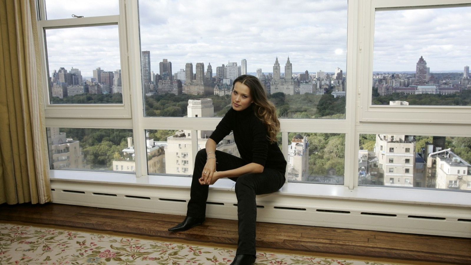 ženy, model, okno, panoráma města, sedící, šaty, Vzhled interiéru, Petra Nemcova, domů, lidských pozice, focení, Žaluzie okna