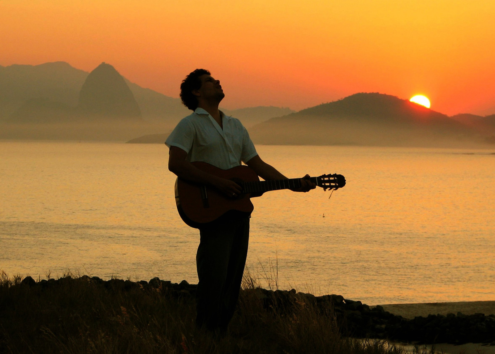 slunečnímu záření, krajina, barvitý, západ slunce, moře, kopec, voda, písek, tráva, nebe, kytara, silueta, pláž, svítání, uklidnit, večer, ráno, slunce, horizont, Radost, letní, stojící, Slunný, soumrak, denní světlo, Brazílie, šťastný, Brasil, zpěv, dovolená, světlo, Krásná, hora, svítání, oceán, zábava, okouzlující, Báječné, půvabný, magický, moment, perfektní, fantastický, sunsetlight, letního, Rio de Janeiro, Guanabara, slunečný den, ekoregion, Niteroi, viol o