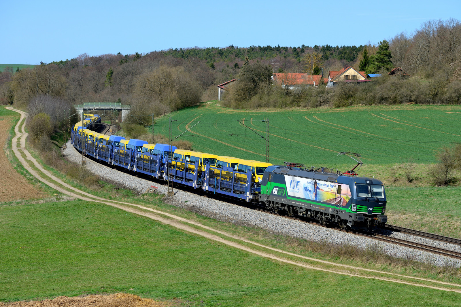 landskab, bakke, græs, køretøj, vej, tog, Alperne, transportere, lokomotiv, Opel, træ, bjerg, plante, spore, highland, landdistrikt, bjergkæde, hill station, transportform, offentlig transport, jernbanetransport, rullende materiel, jernbanen bil, Vectron, 193, ell, Autotransport, LTE, werbelok, ganzzug, 193.903, kbs880, edlhausen