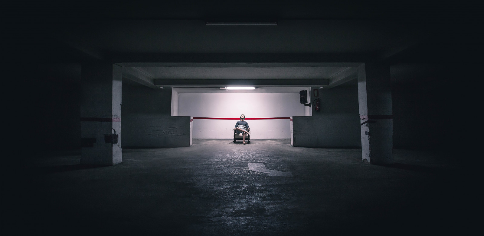 เบา, เด็กชาย, เงา, สีแดง, แนวตั้ง, สีขาว, ชาย, ดำ, สี, กลางคืน, Canon, มืด, คน, เสื้อผ้า, เก้าอี้, ความมืด, เครื่องหมาย, retrato, โรงรถ, บรรทัด, ที่นอน, โซฟา, เรืองแสง, ii, ซิลล่า, 5d, คอลัมน์, Chico, ความเรียบง่าย, sombras, ซอมซ่อ, oscuro