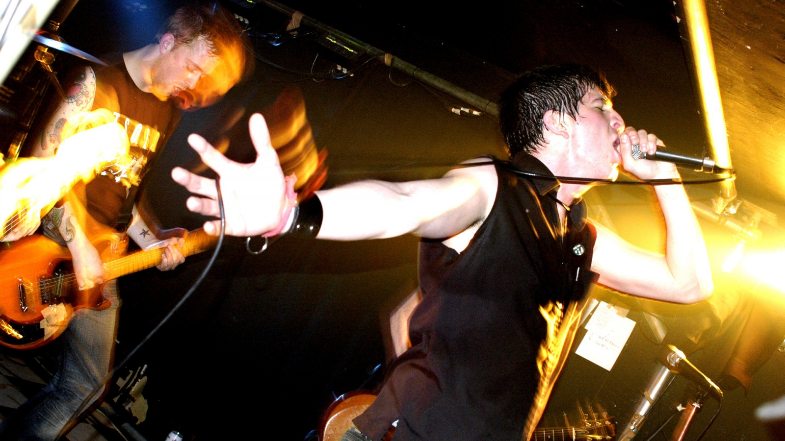 hudební nástroj, hudba, kapela, hudebník, mikrofon, kytarista, zpěv, událost, zábava, světlo, představení, fáze, show, koncert, drnkací nástroj, strunný nástroj, profese, basista, písničkář, rockový koncert, hudebního tělesa, múzických umění, buben, Moderní život je válka, public event, musical instrument accessory, session musician