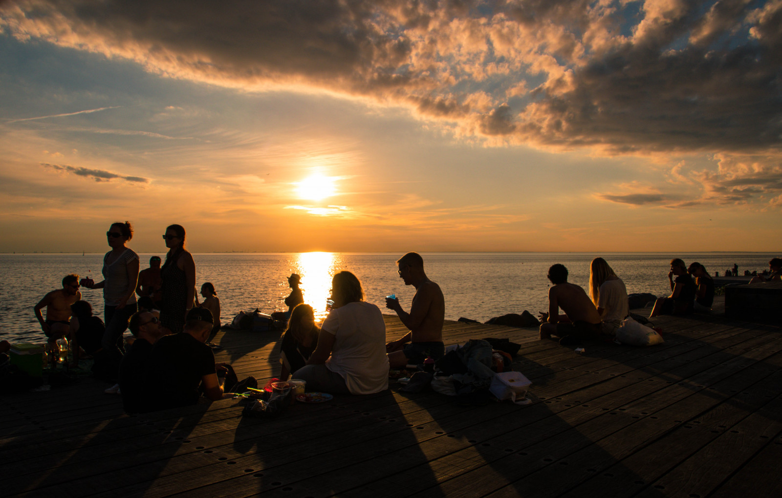 slunečnímu záření, západ slunce, moře, město, voda, Příroda, nebe, silueta, pláž, svítání, panoráma, večer, ráno, slunce, horizont, letní, Švédsko, Evropa, soumrak, Sverige, svítání, oceán, sk nel n, se, v strahamnen, solnedg ng, vatten, siluett, moln, Malmo, tr d cket, dřevěný, sundspromenaden, goodnightsun, cluds