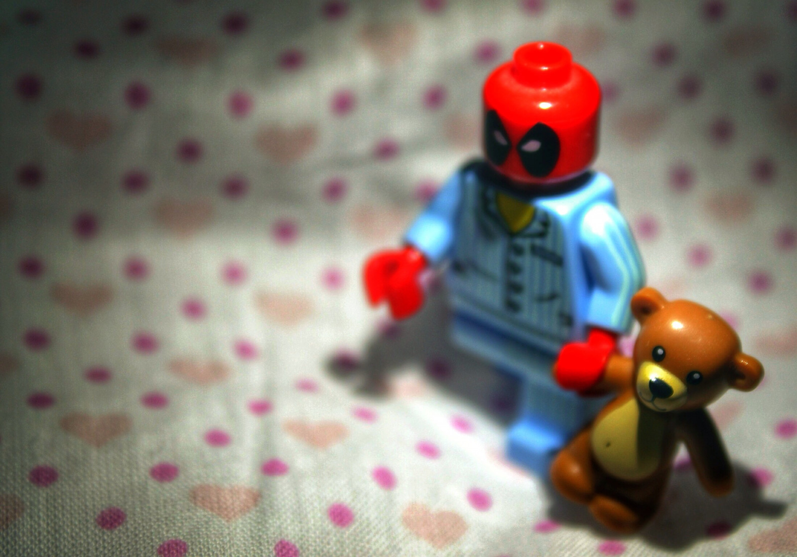 medvěd, Červené, Černá, noc, pusa, Hračka, přitulit se, hračky, akční figurka, postel, LEGO, teddy, spát, tajný, xmen, unavený, zbraň, Legos, pj, hrdina, postava, Wilson, přebrodit, mutant, zázrak, nespavost, Winston, pyžama, jimjams, regenerovat, pomocník, žoldák, weaponx, Deadpool, vinylmation, toynation, nahrané flickrmobile, flickriosapp filtr nofilter