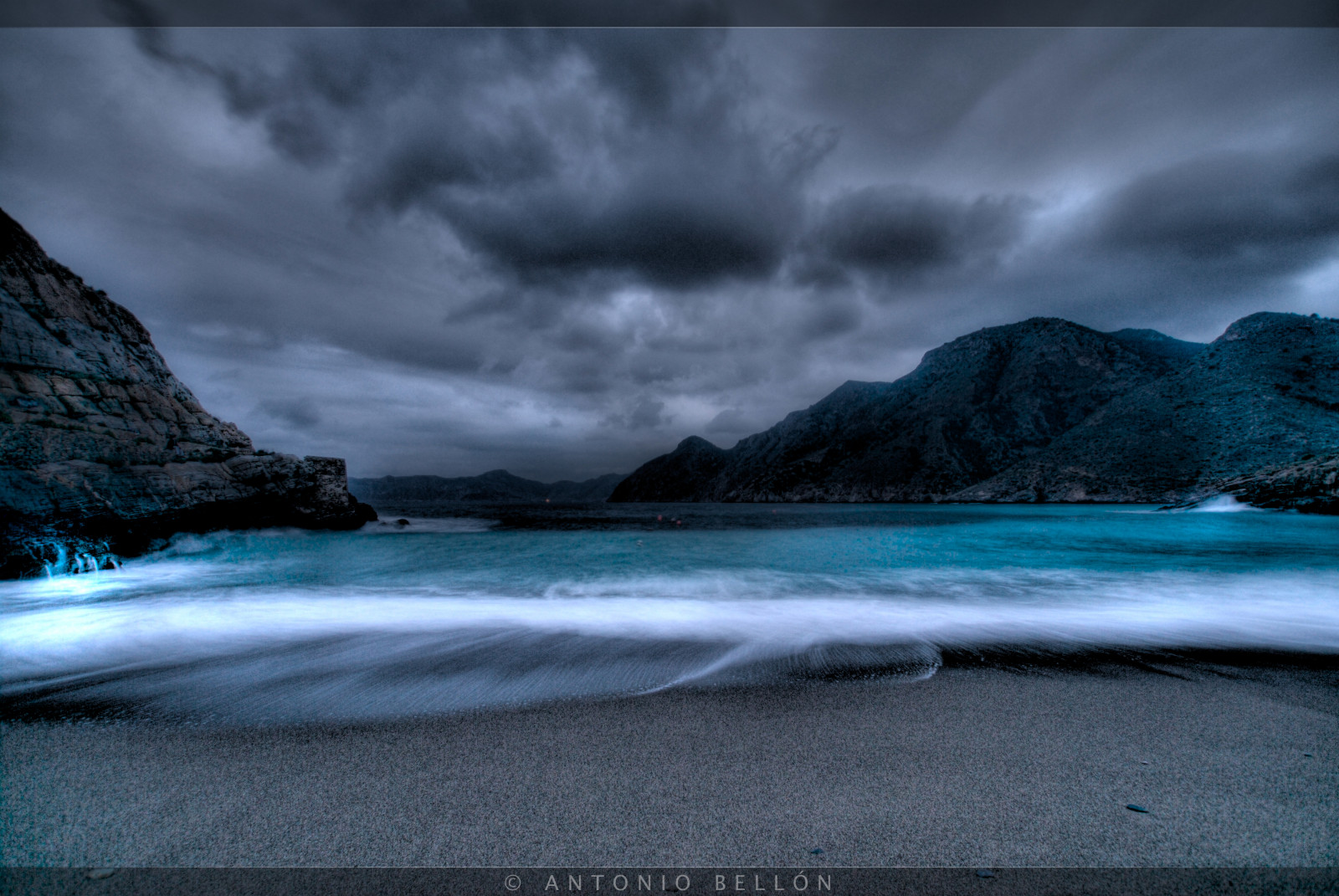 krajina, moře, noc, voda, Příroda, pobřeží, odraz, nebe, fotografování, pláž, uklidnit, bouřka, večer, pobřeží, kouzlo, HDR, horizont, atmosféra, fjord, Nikon, soumrak, mrak, strom, hora, oceán, vlna, tma, zajímavost, naturesfinest, abigfave, impressedbeauty, aplusphoto, goldenphotographer, D200, colourartaward, nejchladnější, flickrsbest, conceptphotos, superaplus, vysočina, jezero, počítač tapeta, mořská vlna, meteorologický jev, jev, Cartagena, vstupní, seasunclouds, Portus, Tribesandhya, Elportus, Canallaprojectcom, coastal and oceanic landforms