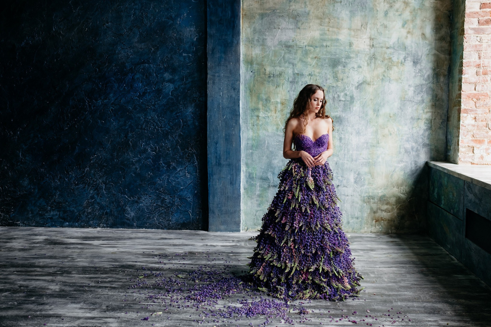 ženy, model, odvrátila, dlouhé vlasy, bruneta, vlnité vlasy, fotografování, šaty, modrý, šaty bez ramínek, móda, stojící, svatební šaty, jaro, barva, krása, žena, nevěsta, fotografie, obraz, talár, focení, svatební oblečení, haute couture