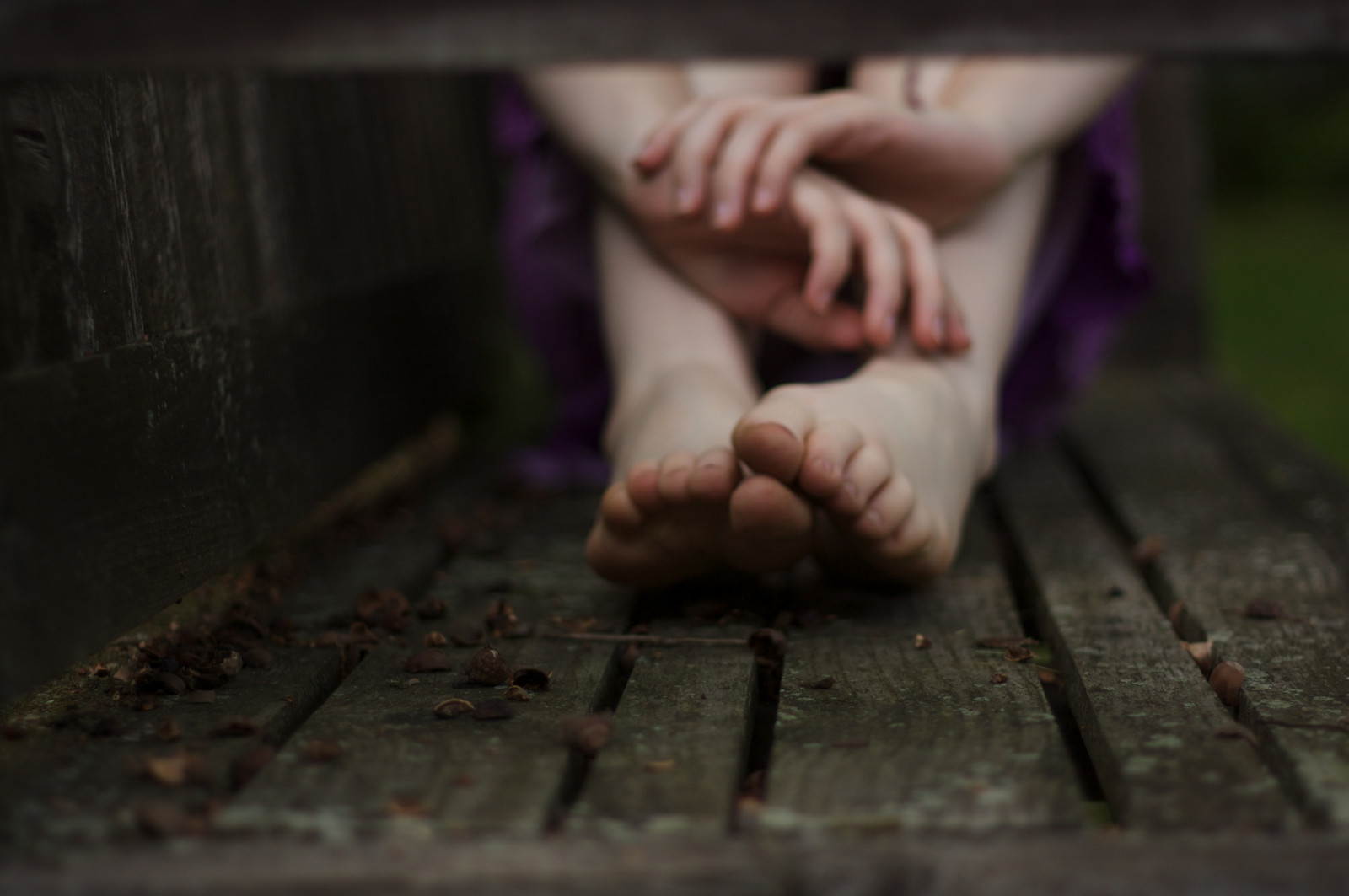 fotografování, lavice, Nohy, emoce, Osoba, barva, dítě, ruka, prst, noha, fotografie, smysl, bosé nohy, bla, sooc, lidských pozice, kellymarie, kellywebster, takže tam, p sdescal os, ohheyibrokemyblackandwhitestreak