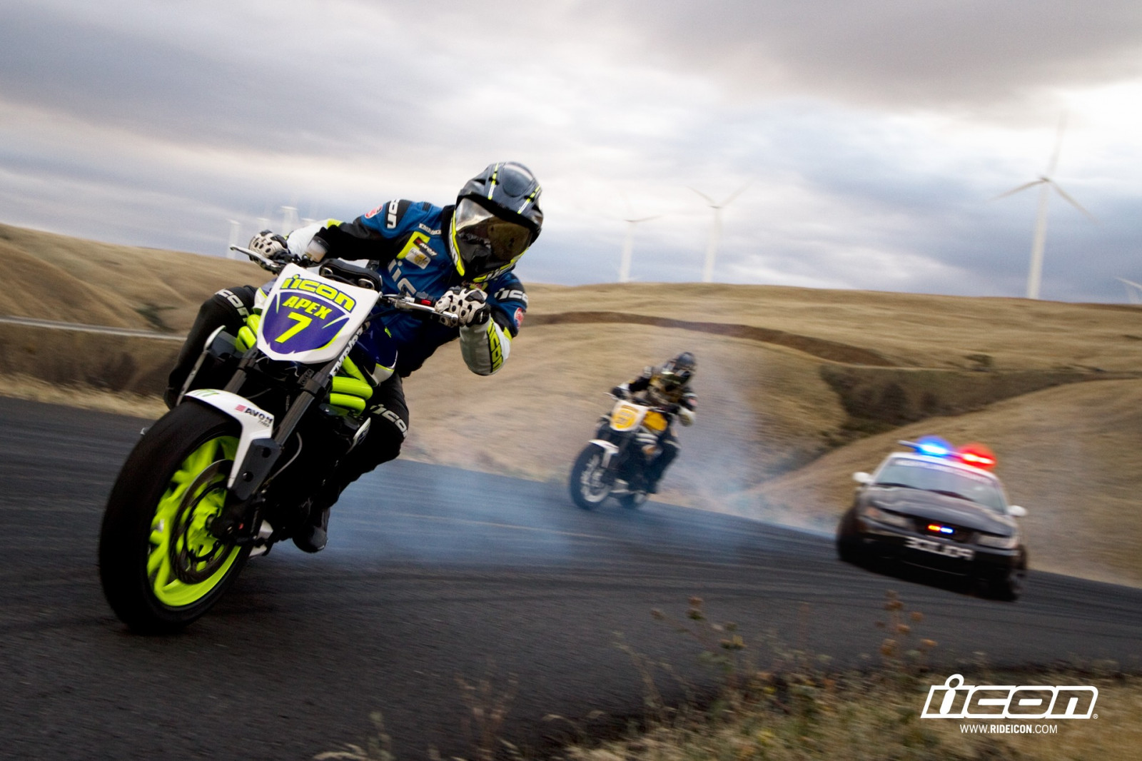 sportovní, policie, auto, motocykl, vozidlo, kouř, závěj, závodění, Triumf, Supermoto, ikona, pronásledování, závod, motorsport, 1920x1280 px, motocyklové, kaskadérství, automobil make, závodiště, extrémní sport, dirt track racing, silniční, motocyklové závody