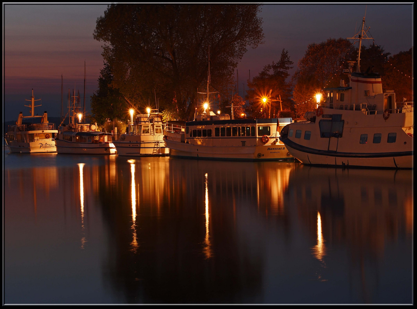 západ slunce, panoráma města, noc, odraz, vozidlo, večer, ráno, Německo, řeka, soumrak, 2014, světlo, svítání, odrazy, deutschland, tma, lodě, Ostsee, licht, nightshot, spiegelungen, nachtaufnahme, ostseeleuchte, Baltské moře, Šlesvicko-Holštýnsko, vodní, abendlicht, niendorfostsee, Schiffe, boote, hafenharbour