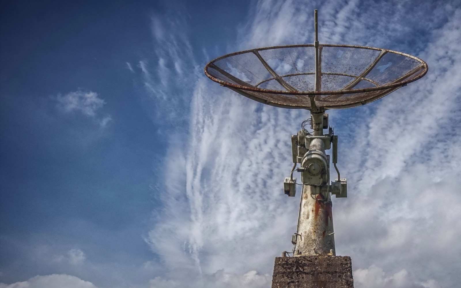 krajina, pouliční osvětlení, Příroda, opuštěný, nebe, mraky, věž, rez, kov, socha, technika, šrouby, anténa, družice, památník, mrak, osvětlení, mezník, 1920x1200 px, Atmosféra Země