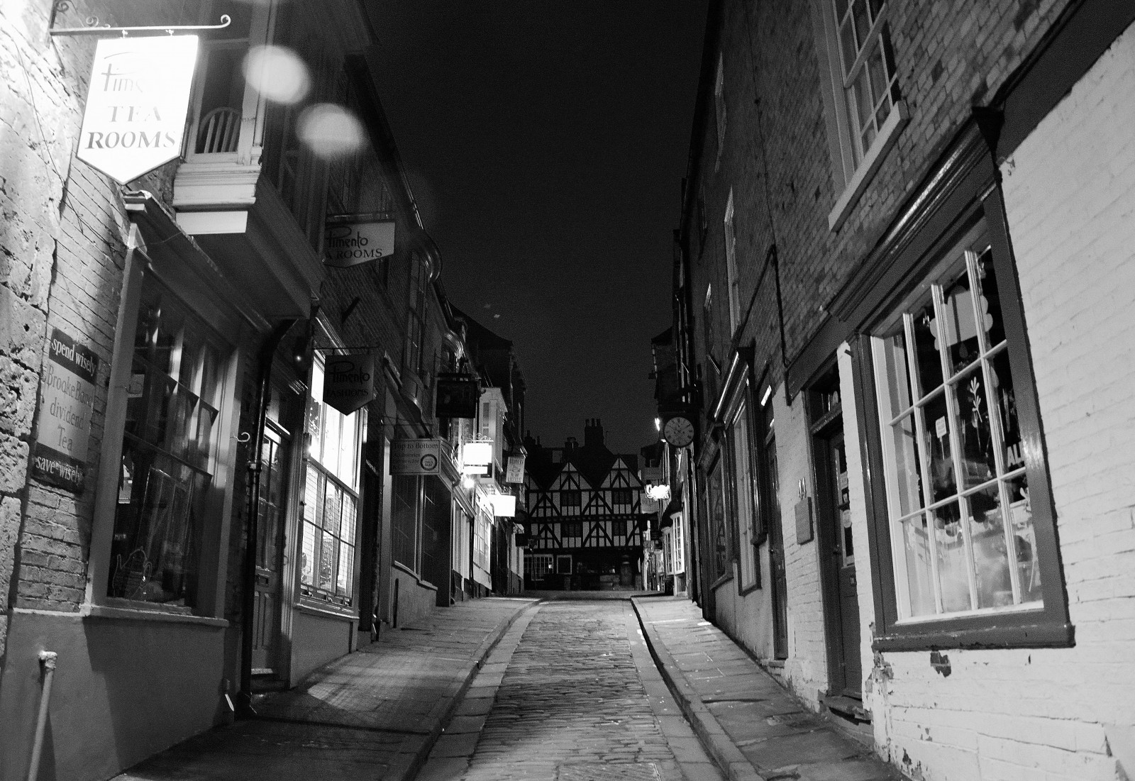 bílý, Černá, černobílý, ulice, kopec, městský, silnice, fotografování, Anglie, britský, cesta, příkrý, cesta, Spojené království, infrastruktura, světlo, alej, osvětlení, tvar, fotografie, Lincoln, tma, greatbritain, Angličtina, momentka, Spojené království, lincolnshire, gb, Británie, urban area, Černý a bílý, monochromatické fotografování, Film noir, pěšina, publicfootpath, stezka pro koně, eastmidlands, Midlands, cobbledstreet, prudký kopec, bowerhill, erminestreet, britainsbestplace, academyofurbanism, itervioftheantonineitinerary, iterbritanniarum, bowyershill, bowershill, footofthehill, thepoultry, poltherhill, pultry