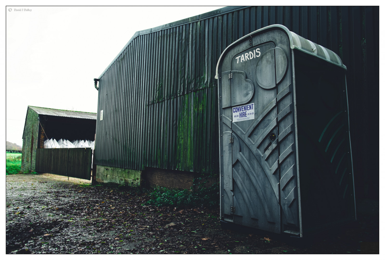 Anglie, hospodařit, stodola, umět, TARDIS, Spojené království, struktura, venkovský, chatrč, Sussex, zemědělství, kůlna, toaleta, xpro1, greatbritain, Jan, Spojené království, Británie, fasáda, hliník, brilantní, cín, bažina, Západní Sussex, toaleta, Southdowns, englishcountryside, daviddalley, davidjdalley, fujixpro1, fujifilmxpro1, mimo tento svět, pisoár, přístavba, Midhurst, ruralengland, ruralsussex, woolbeding, ruralbritain, southdownsnationalpark, woolbedingwood, kůlna, tajný, Dunny, pohodlí, rurallife, dvůr, doktor kdo, drwho, Farmbuilding, Loo, Bramblinglane, Vlněný lem, záchod, Veřejnosti, Bonkers, Portaloo, latrína, toaleta, Johnnyonthespot, Michaelportillo, Portacabin, Přenosný vůz, Outsidetolet, Outsideloo, Thetardis, Toilethire, Portableloo, Pohodlné, Michaelportaloo, Bramblingfarm, portable toilet