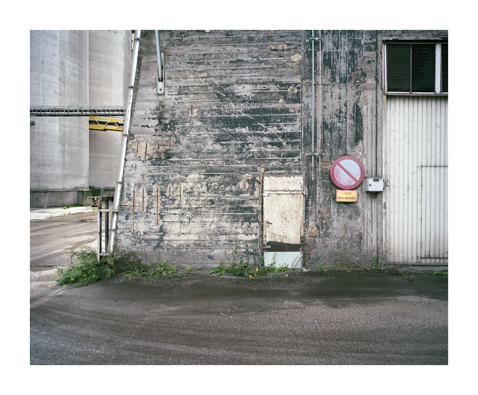 okno, ulice, stěna, silnice, Dům, dveře, Švédsko, úhel, strom, alej, film, Gotland, fasáda, 6x7, dálkoměr, 120, kodakportra160, abstrakce, mediumformat, 65mm, mamiya7ii, industrialdecay, industrialfragments, Slite