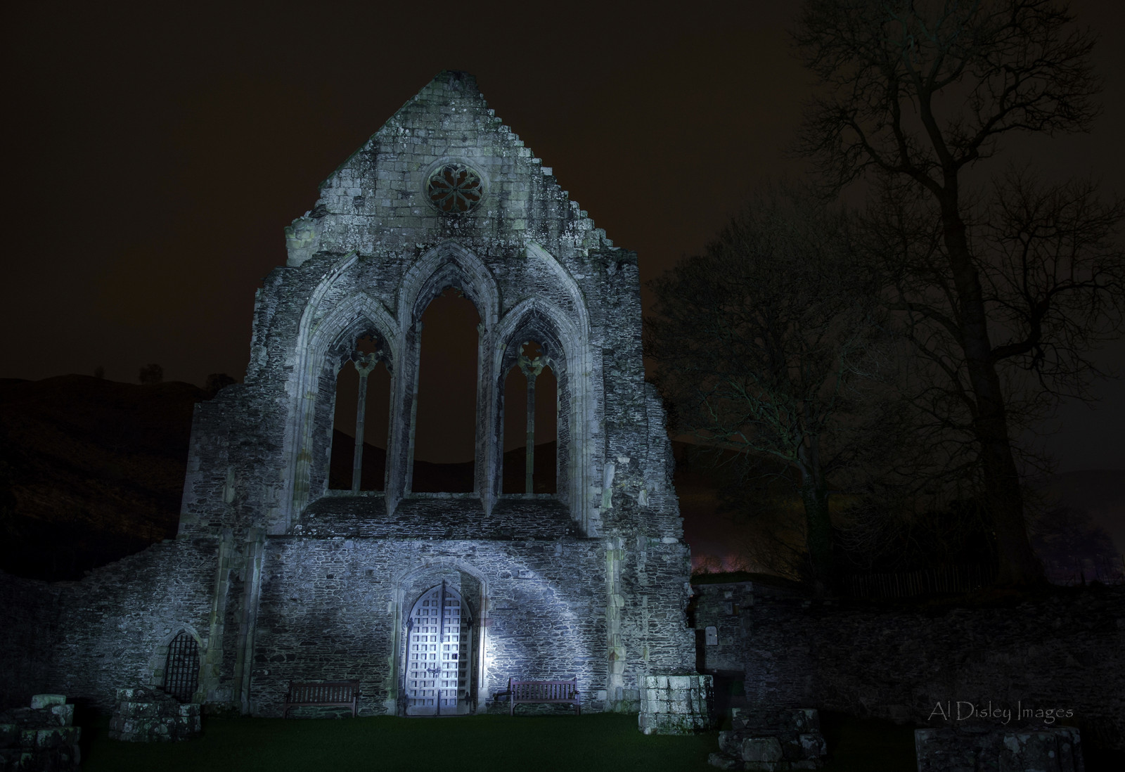 stromy, krajina, temný, noc, architektura, budova, zřícenina, nebe, kopce, večer, dějiny, atmosféra, oblouk, kostel, náboženství, zřícenina, kaple, půlnoc, Wales, Opatství, světlo, longexposure, strom, počasí, osvětlení, tma, lightpainting, fasáda, dávná historie, historické místo, archeologické naleziště, místo uctívání, jev, northwales, Llangollen, středověká architektura, Vallecrucisabbey