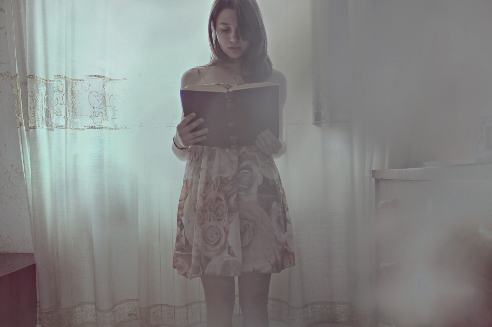 ritratto, vestito, libri, lettura, in piedi, polvere, capi di abbigliamento, impostato, comune, ragazza, bellezza, storia, signora, me, libro, se stesso, toga, tessile, spalla, camma, servizio fotografico, abito da cocktail, sperimentare, Cam15, vintage clothing