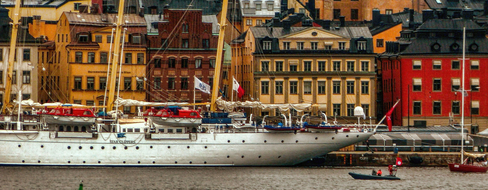loď, loď, moře, město, budova, vozidlo, déšť, přístav, molo, Stockholm, Švédsko, vysoký, mar, lluvia, puerto, Barco, přístav, plavidlo, kanál, gamlastan, Klipr, Muelle, baltský, fasáda, worldtrekker, vodní, Hafen, suecia, útočiště, Velero, stan, gamla, estocolmo, svenska, Tukholma, Mastil, water transportation