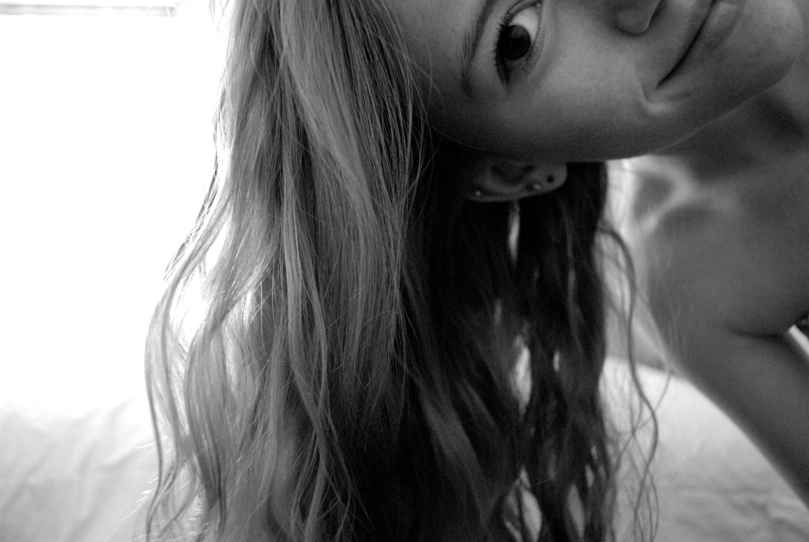 světlo, portrét, Černý a bílý, bílý, Černá, usměj se, tvář, já, vlasy, kost, náušnice, límec, vlnitý, bokem