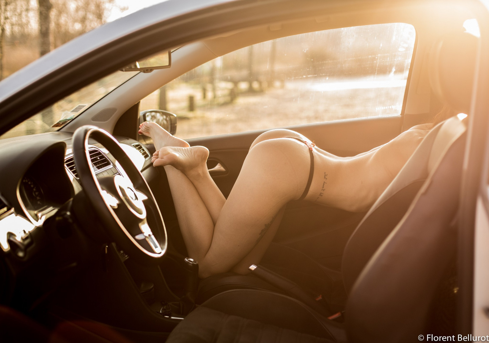 ženy, auto, osel, vozidlo, ženy s automobily, řemen, nohy nahoru, řidičský, volant, kolo, pozemní vozidla, automobilového designu, automobilový exteriér, automobil make, luxusní vůz, městské auto