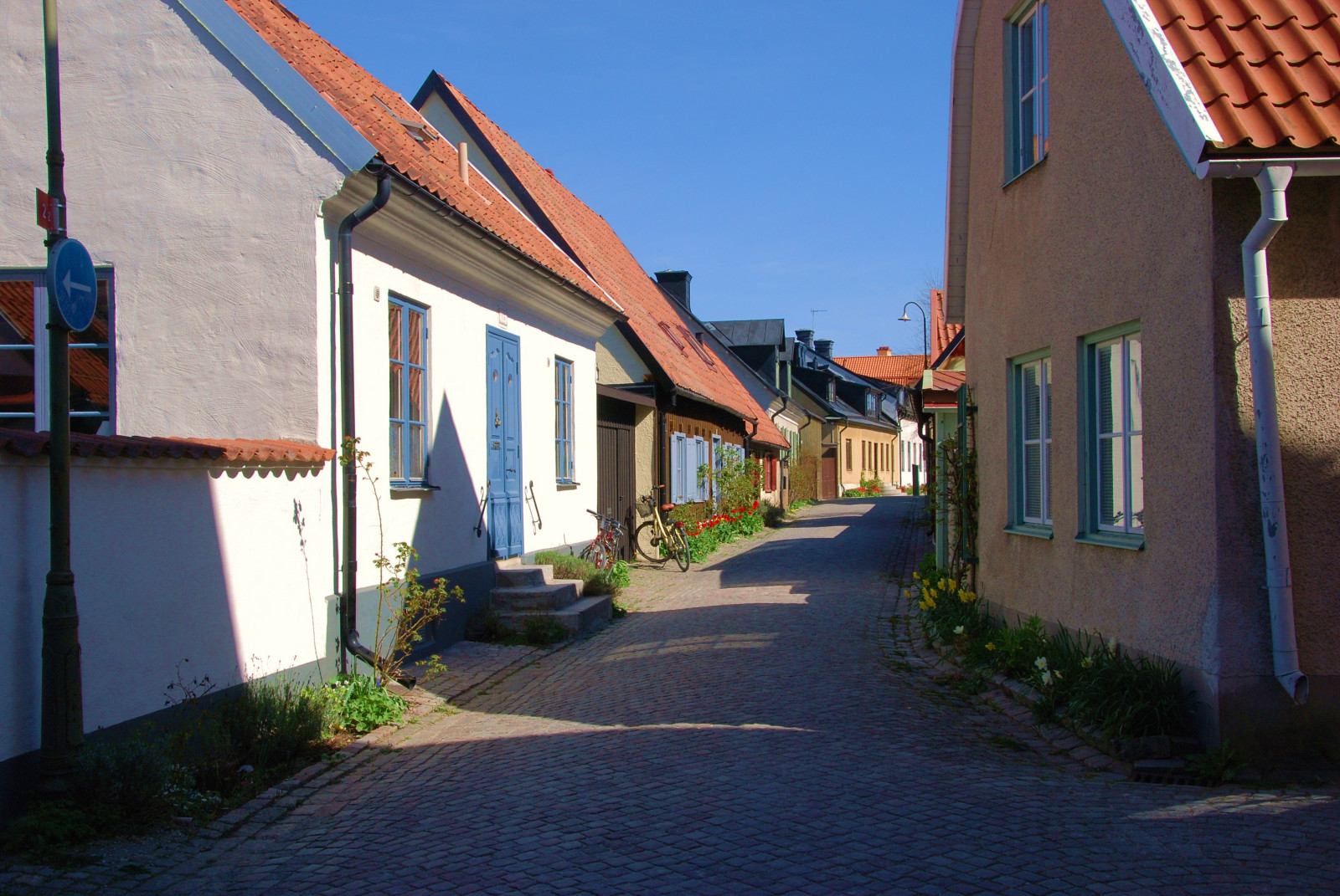 vindue, hav, by, gade, by-, bygning, himmel, vej, hus, landsby, by, ø, Solrig, Isla, Sverige, forår, Visby, sommerhus, Sverige, ejendom, dag, gyde, paisaje, Mar, ciudad, primavera, dia, huse, tag, hjem, Gotland, villa, calle, forstad, Urbano, baltic, facade, bane, soleado, Var, casas, kvarter, boligområde, ejendom, ejendom, Suecia, hacienda, Baltico