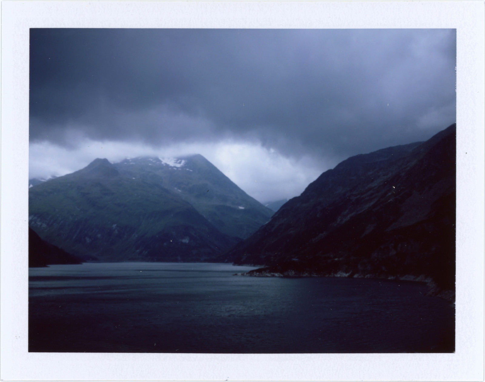 krajina, moře, kopec, jezero, voda, Příroda, nebe, sníh, zima, mraky, uklidnit, mlha, horizont, atmosféra, fjord, Arktický, Polaroid, mount scenérie, přehrada, zvuk, Lake District, mrak, hora, analogový, fuji, film, vysočina, jezero, horských reliéf, pohoří, ledová landform, meteorologický jev, klesl, type100, fp100c, jev, packfilm, k rnten, Korutany, instantní film, landcamera, automatic100, model100, Maltatal, vodní síla, k lnbreinsperre, speicherk lnbrein