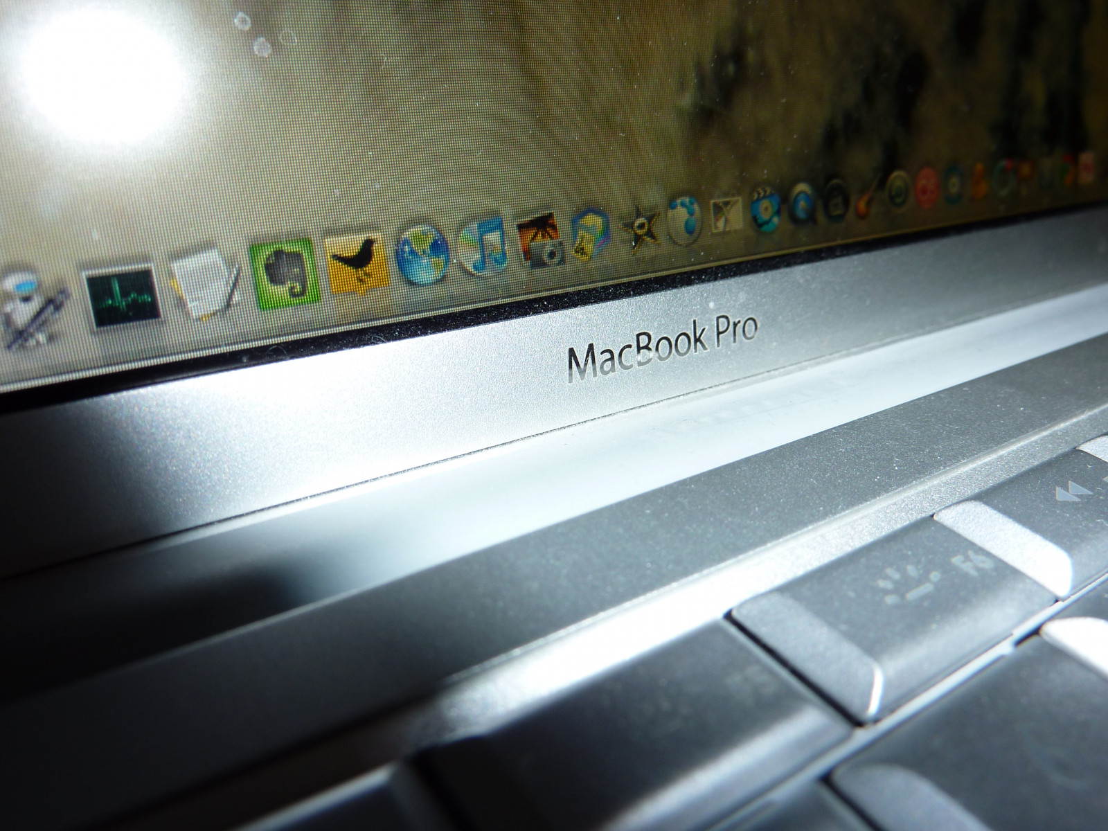 vozidlo, technika, laptop, MacOS, elektronika, jablko, gumák, ordinateur, MacBookPro, levhart sněžný, automobilový exteriér, nárazník