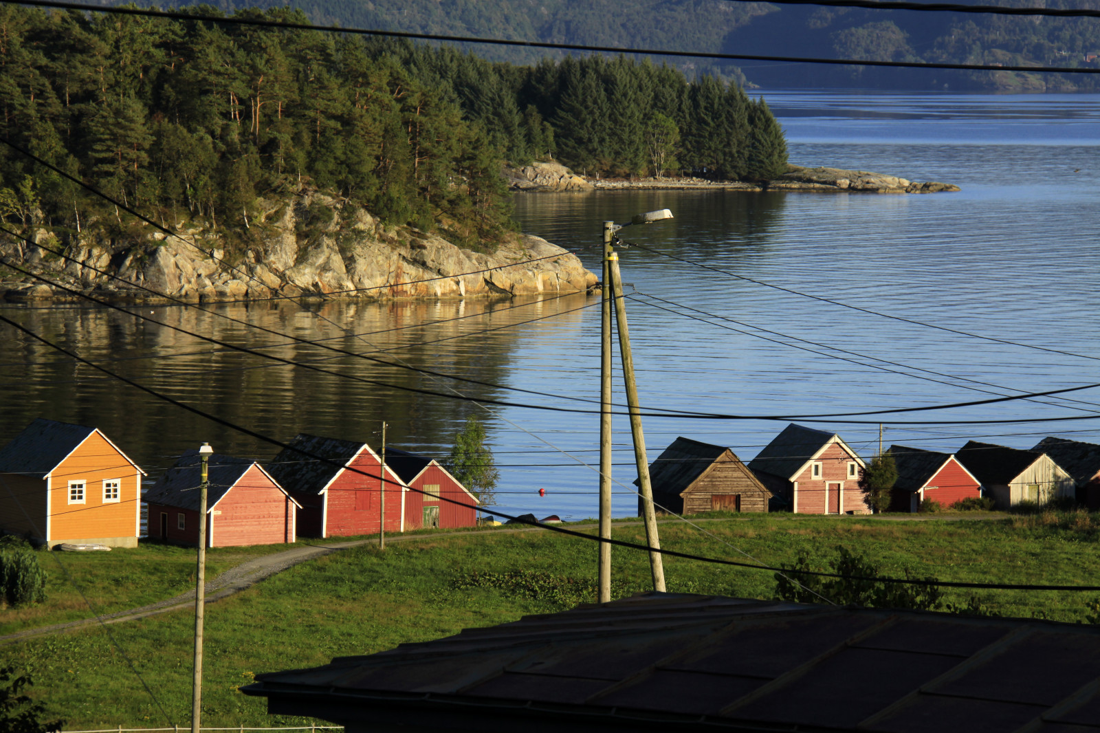 krajina, loď, moře, záliv, architektura, jezero, voda, Příroda, odraz, nebe, Dům, Norsko, pobřeží, řeka, fjord, loděnice, pondělí, září, Skandinávie, 2014, strom, podzim, rostlina, fotografie, architektura, loděnice, nádrž, foto, architektur, architettura, autunno, Norsko, Skandinavien, západní pobřeží, Hordaland, norvege, jezero, Noruega, vestlandet, Norvegia, tělo z vody, Scandinavie, haust, Noreg, naust, Fusa, Dese, Skandinávie, Strandvik, skandinavija, fusakommune, hordalandfylke, desefoto, skandinávský, architektura, Bj rnefjorden, M ndag, Září15, Norve ka, Naustrekkjo, Naustrekkje