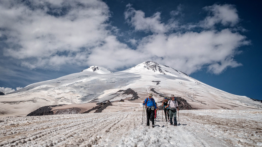 krajina, lidé, sport, kopec, Příroda, nebe, sníh, zima, Cestovní ruch, led, horský průsmyk, Rusko, divočina, Evropa, Arktický, Alpy, vrchol, Přátelé, zmrazení, vrcholek, tundra, plošina, Europa, hřbet, mrak, hora, nadmořská výška, masiv, naturaleza, Nieve, cima, dobrodružství, gente, Rusia, amigos, Montanas, vysočina, ledovec, pico, ledovec, horských reliéf, geologický fenomén, pohoří, ledová čepička, ledová landform, meteorologický jev, klesl, horolezectví, cirkus, Collado, Monta ero, horolezec, dormantvolcano, alpinismo, nadmořská výška, horolezectví, deporte, Elbrus, Alpinismus, Monta ismo, Elbrus15, Horská dráha, Aclimataci n, Aklimatizace, Garabashicamp, Barrelscampu, Kabardia balkaria, aklimatizovat, Elbrusglacier, Terskol, Mingitau, Estratovolc n, Cordilleracauc sica, C ucaso, Rep blicarusa, Monteelbrus, Mountelbrus, Kavkazské fontány, horolezec, Alpinista, ozáření, Irradiaci n, Nadmořské výšky, Arte, nunatak
