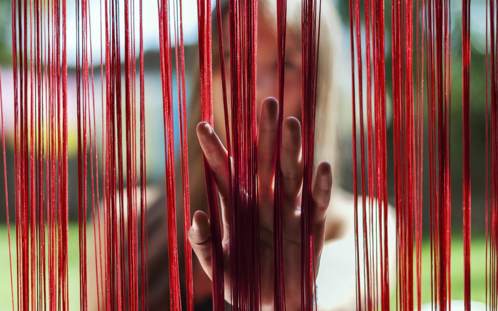 donne, profondità di campo, mani, rosso, modello, tenda, interior design, colore, Materiale, forma, design, linea, palcoscenico, tessile, arte Moderna, per finestre, trattamento finestra, teatro tenda