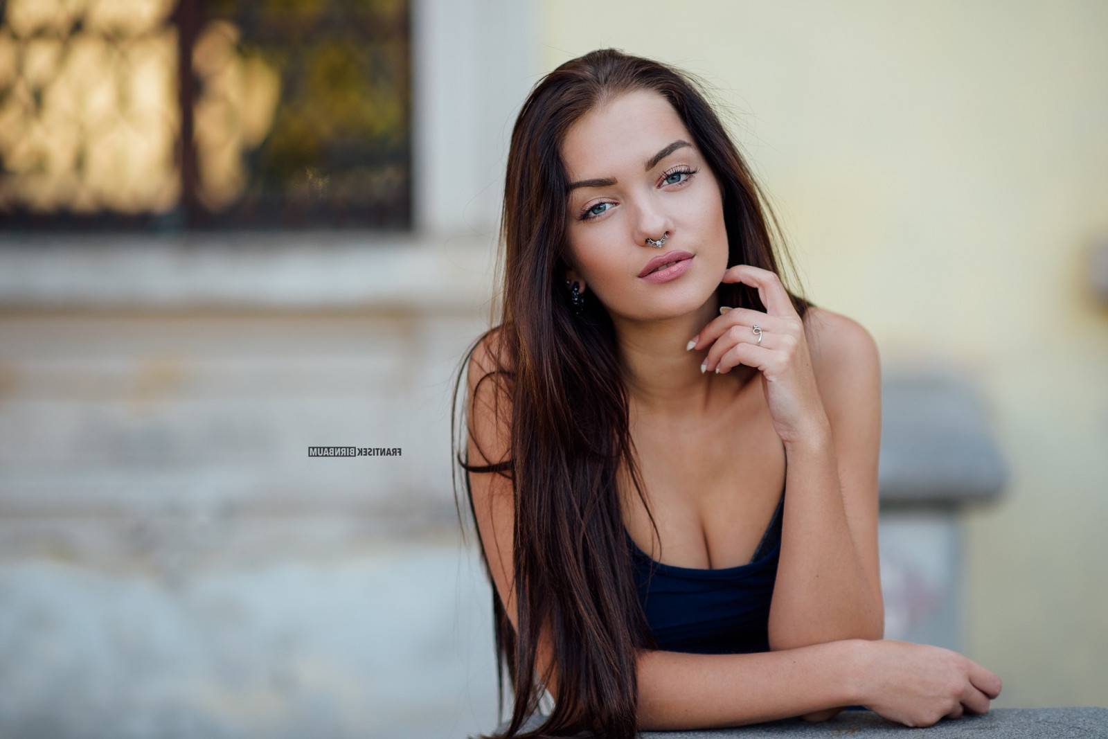 tvář, ženy, model, portrét, kroužky v nose, dlouhé vlasy, sedící, fotografování, šaty, černé vlasy, móda, vlasy, emoce, Osoba, kůže, supermodelka, dívka, krása, usměj se, oko, žena, dáma, noha, fotografie, účes, 2048x1367 px, lidských pozice, portrétní fotografie, focení, hnědé vlasy, umění model, mimika, břicho, Lidské tělo
