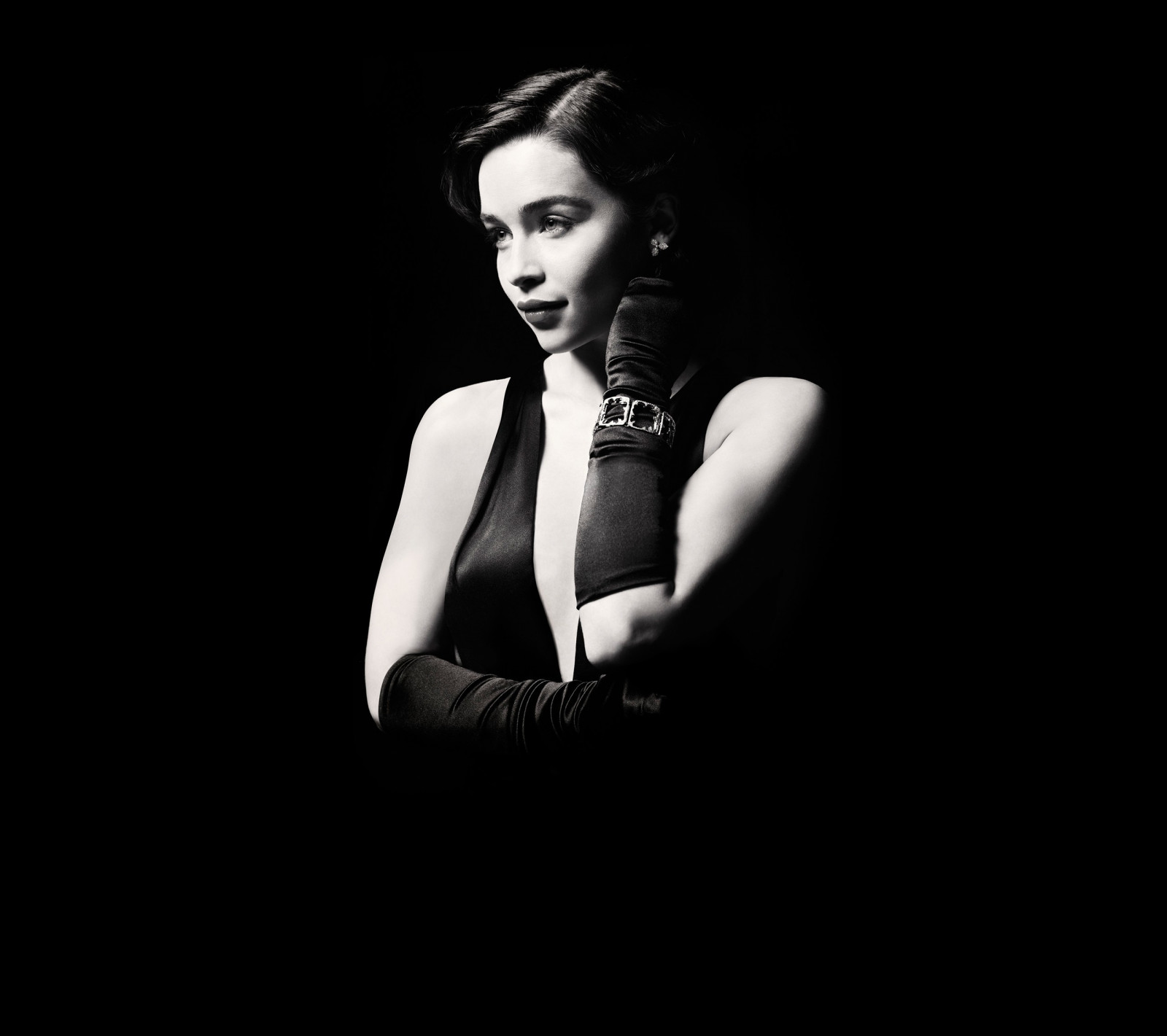 alb, negru, femei, monocrom, model, portret, fundal simplu, în căutarea departe, brunetă, fotografie, celebritate, actriţă, mănuși, Emilia Clarke, farmec, frumuseţe, întuneric, alb-negru, Fotografie alb-negru, Fotografie portret, sedinta foto, film noir