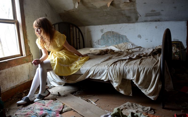 ženy, model, zřícenina, sedící, postel, šaty ženy, model, zřícenina, sedící, postel, šaty