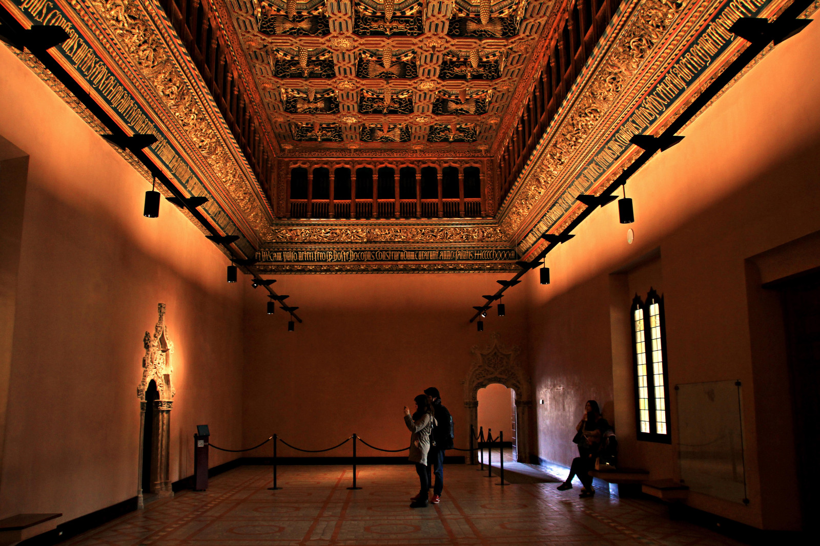 světla, lidé, starý, architektura, budova, interiér, dřevo, hrad, Kánon, Španělsko, Království, král, trůn, Evropa, kostel, Královna, Vzhled interiéru, středověký, Uvnitř, perspektivní, struktura, Rey, Europa, podrobnosti, UMĚNÍ, světlo, barva, Krásná, velký, stíny, cestovat, osvětlení, luces, krytý, hala, turisté, strop, tma, gente, viajar, arte, grande, turistas, 60d, edificio, arquitectura, perspectiva, Sombras, estructura, Zaragoza, aragon, antiguo, castillo, espana, iglesia, turistická atrakce, denní osvětlení, bonito, Detalles, Reina, dentro, Aljaferia, Reino, Kortes, Trono