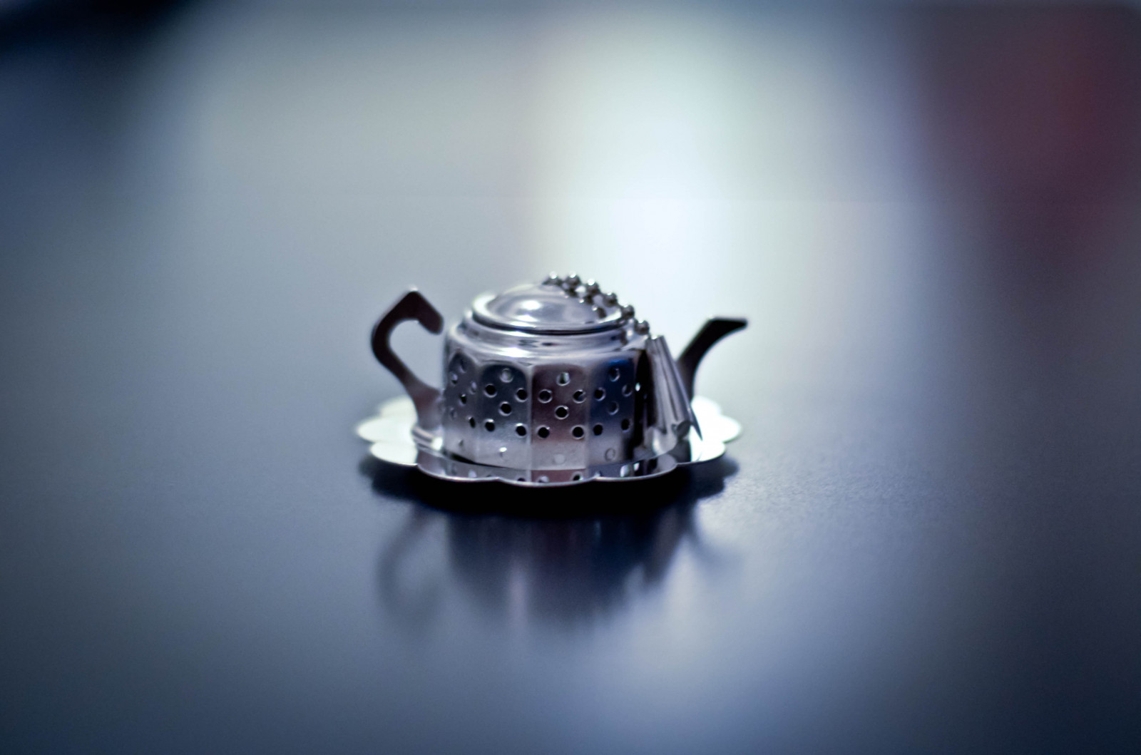 Nước, Sự phản chiếu, nhiếp ảnh, bàn, màu xanh da trời, Nikon, Tách, Chrome, khám phá, D7000, đồ kim hoàn, Hình nền máy tính, Đóng lên, Chụp macro, Nhiếp ảnh cuộc sống vẫn còn, tách cà phê, Bộ đồ ăn, Littleteapot, Teadiffuser