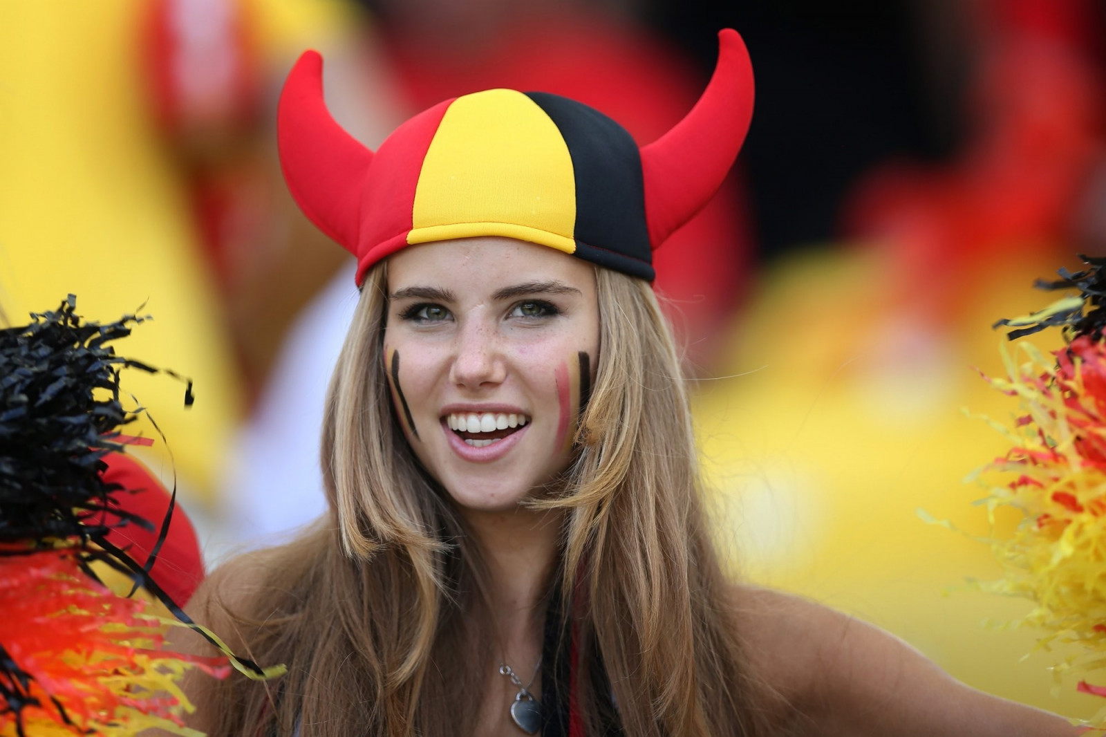 ženy, Červené, čepice, růžky, žlutý, Pehy, obličejová barva, jaro, oblečení, Axelle Despiegelaere, Karneval, barva, podzim, květ, sezóna, festival, zábava, 2000x1333 px