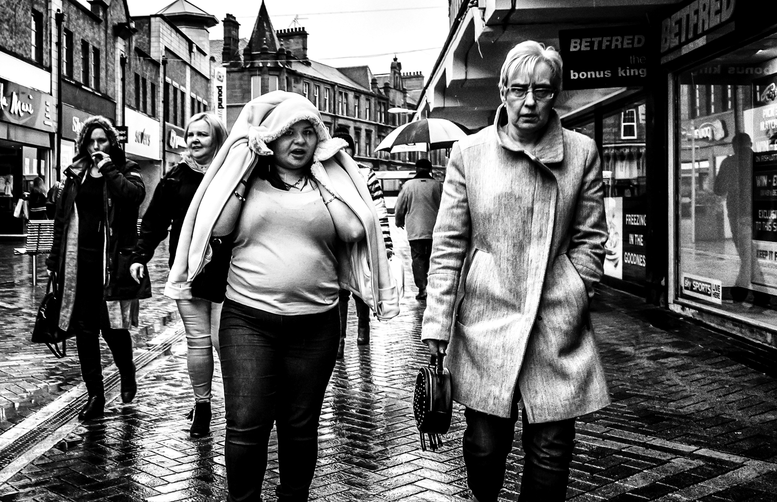 persone, monocromo, città, strada, urbano, pioggia, strada, fotografia, Scozia, cittadina, in piedi, Europa, Britannico, UK, infrastruttura, pedone, bianco e nero, ragazza, bw, piovoso, umano, stile, fotografia, streetphotography, folla, Ricoh, Candido, Immagine, schwarzweiss, Gran Bretagna, ricohgr, strassenfotografie, StreetShot, istantanea, contatto visivo, Regno Unito, gb, Gran Bretagna, area urbana, bianco e nero, fotografia in bianco e nero, piovere, spazio pubblico, pointshoot, zonefocus, zonefocusing, snapfocus, mistergc, Motherwell