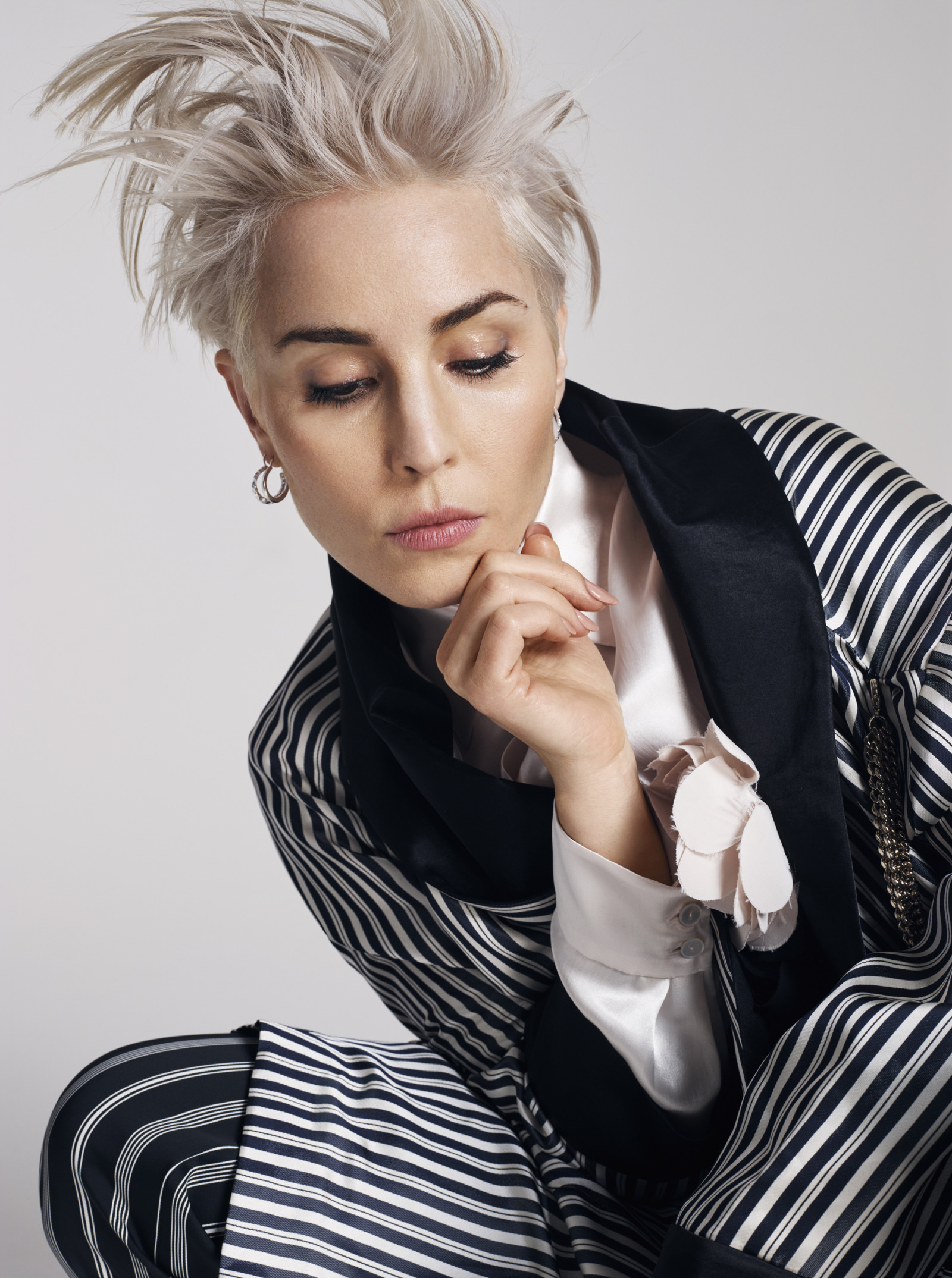 Noomi Rapace, herečka, blondýnka, hnědé oči, náušnice, růžová rtěnka