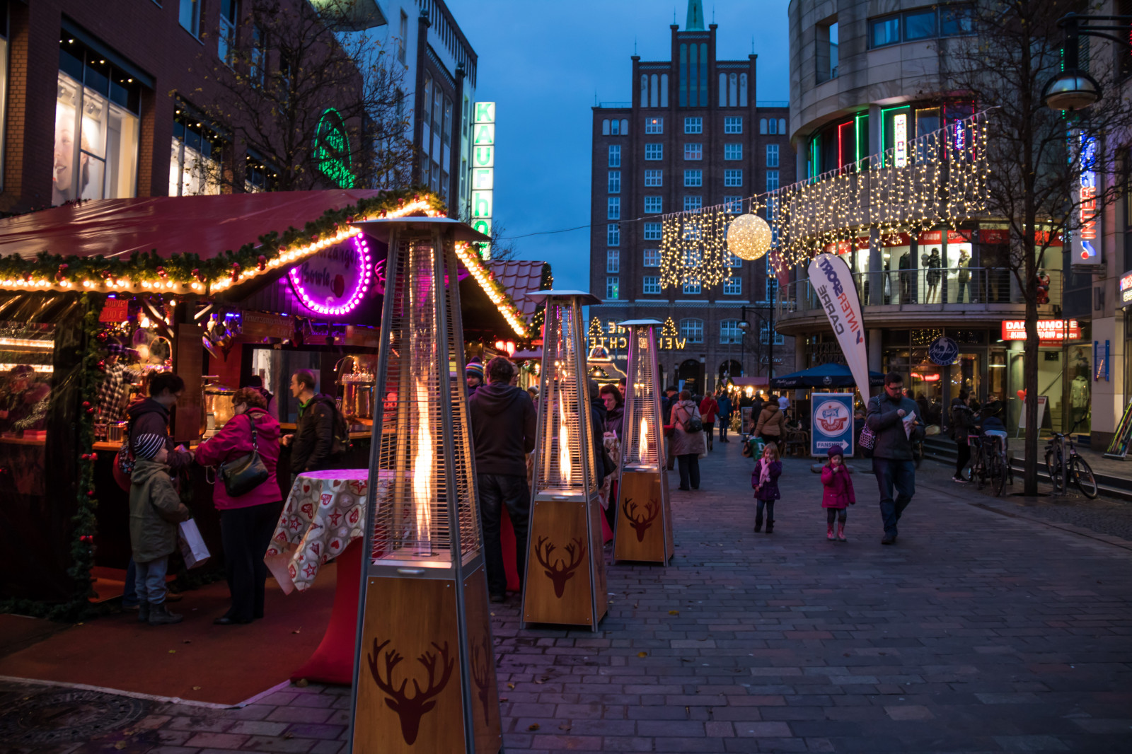 by, gade, nat, vej, aften, Tyskland, by, jul, handle ind, infrastruktur, fodgænger, farve, downtown, rejse, marked, xmas, christmasmarket, juli, tyskland, deutschland, Rostock, julmarknad, exif model canoneos760d, geocountry, kamera gør kanon, geocity, kameramodel canoneos760d, geostate, geolocation, exif linse efs18200mmf3556is, exif gøre kanon, exif focallength 18mm, exif åbning 35, exif isospeed 500, Weinachtsmarkt, basar, byområde, menneskelig bosættelse, offentlige rum