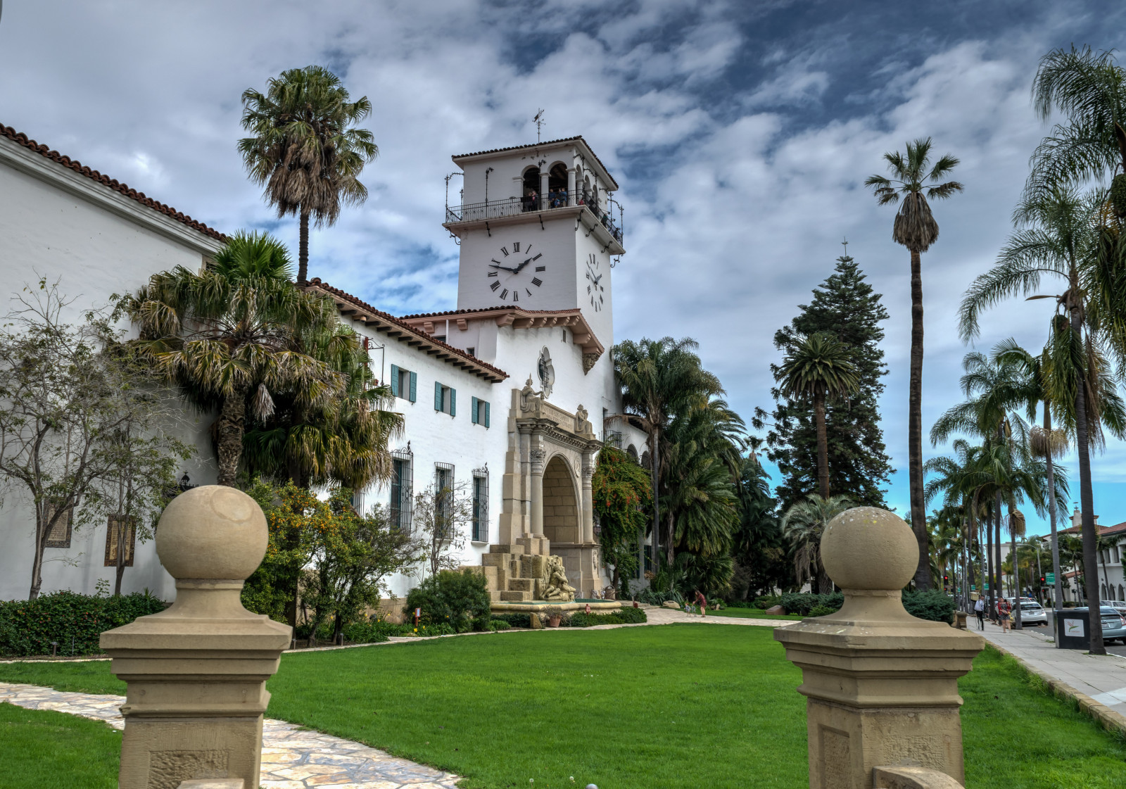 stromy, architektura, budova, tráva, nebe, mraky, věž, HDR, Kalifornie, Nikon, dovolená, památník, majetek, strom, palmy, hodiny, palmtree, mezník, geotagged, Spojené státy, chodník, trávník, dávná historie, místo uctívání, nikond5300, Santa Barbara, anacapastreet, santabarbaracountycourthouse