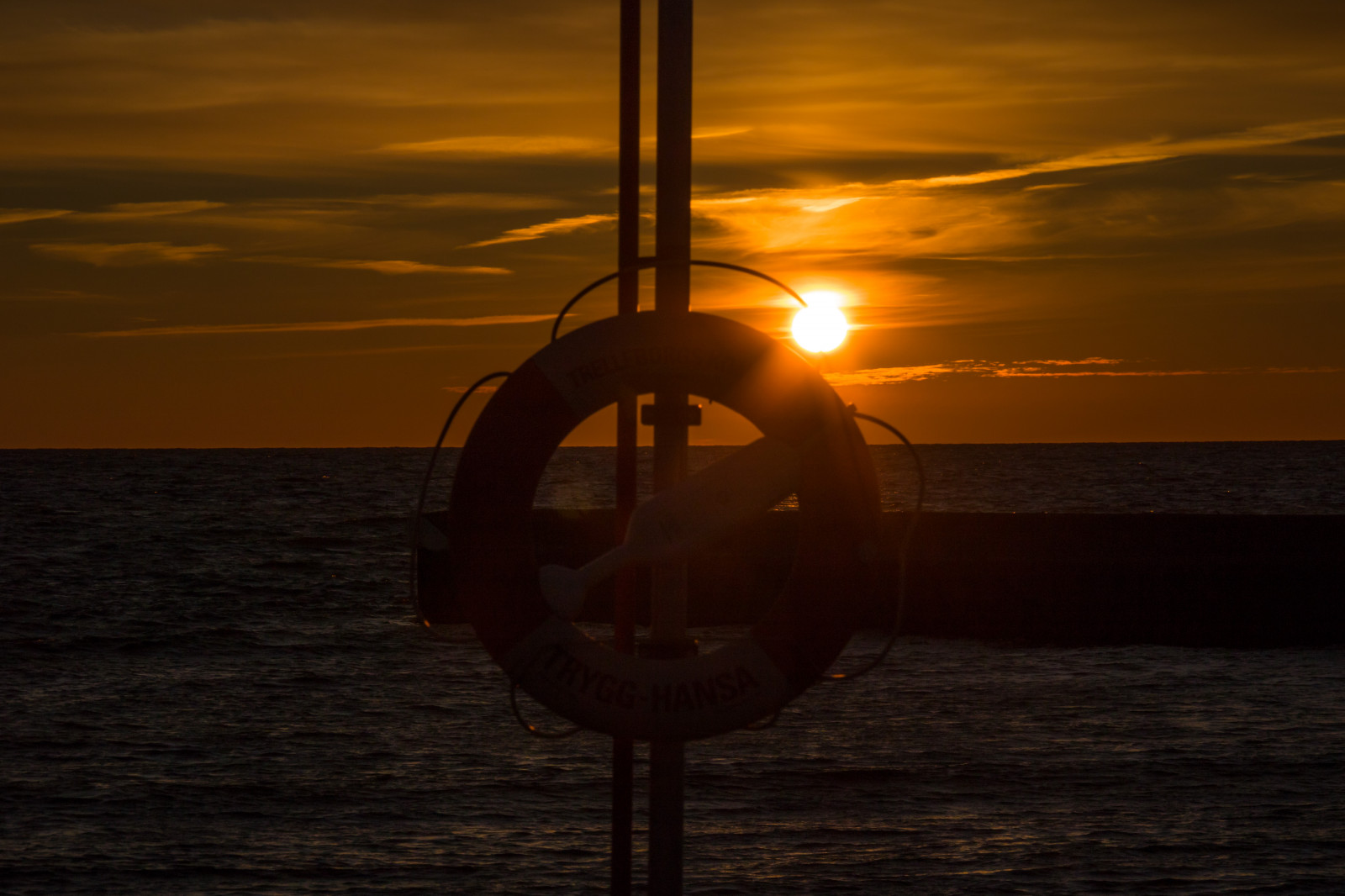 sollys, solnedgang, hav, nat, afspejling, himmel, køretøj, solopgang, aften, morgen, skumring, lys, Sky, daggry, ocean, solnedg ng, hav, Smygehuk, exif model canoneos760d, geocountry, kamera gør kanon, geocity, kameramodel canoneos760d, geostate, geolocation, exif linse efs18200mmf3556is, exif gøre kanon, exif isospeed 100, exif åbning 16, exif focallength 90mm, redningskrans, livboj, mørke