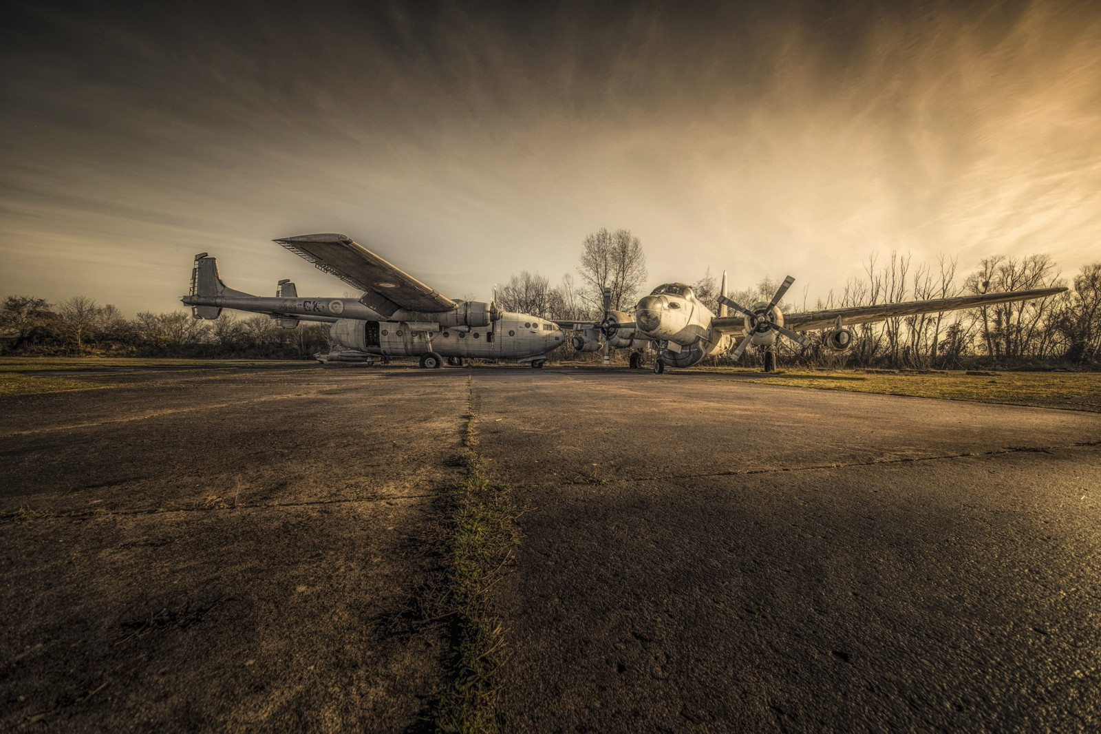 luce del sole, paesaggio, tramonto, notte, collina, natura, erba, cielo, veicolo, campo, aereo, Alba, sera, mattina, nebbia, nero di seppia, vento, orizzonte, crepuscolo, leggero, nube, albero, tempo metereologico, alba, oscurità, pianura, area rurale, fenomeno atmosferico, sfondo del computer