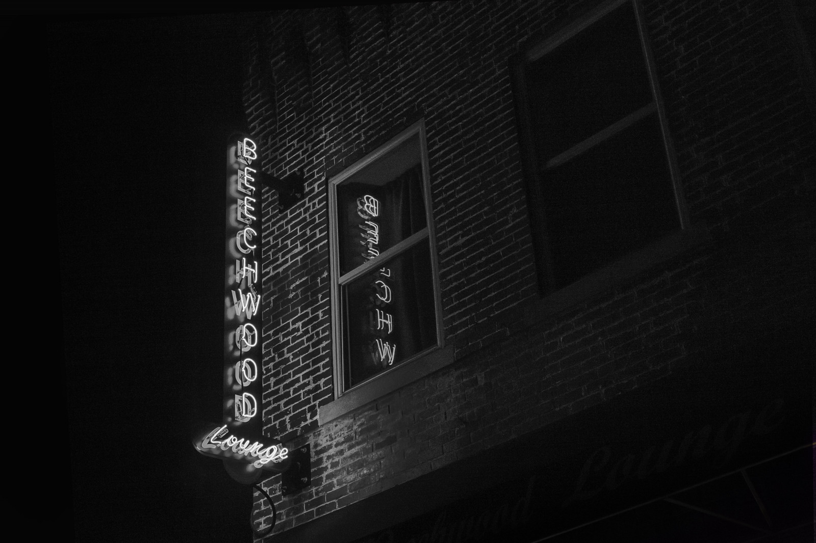 ulice, Černý a bílý, podepsat, bar, noc, neon, hala, streetphotography, Iowa, day24, DesMoines, Day24365, mfhiatt, 365the2015edition, 3652015, 2015michaelfhiatt, 24jan15, Bukové dřevo, Img23790115jpg