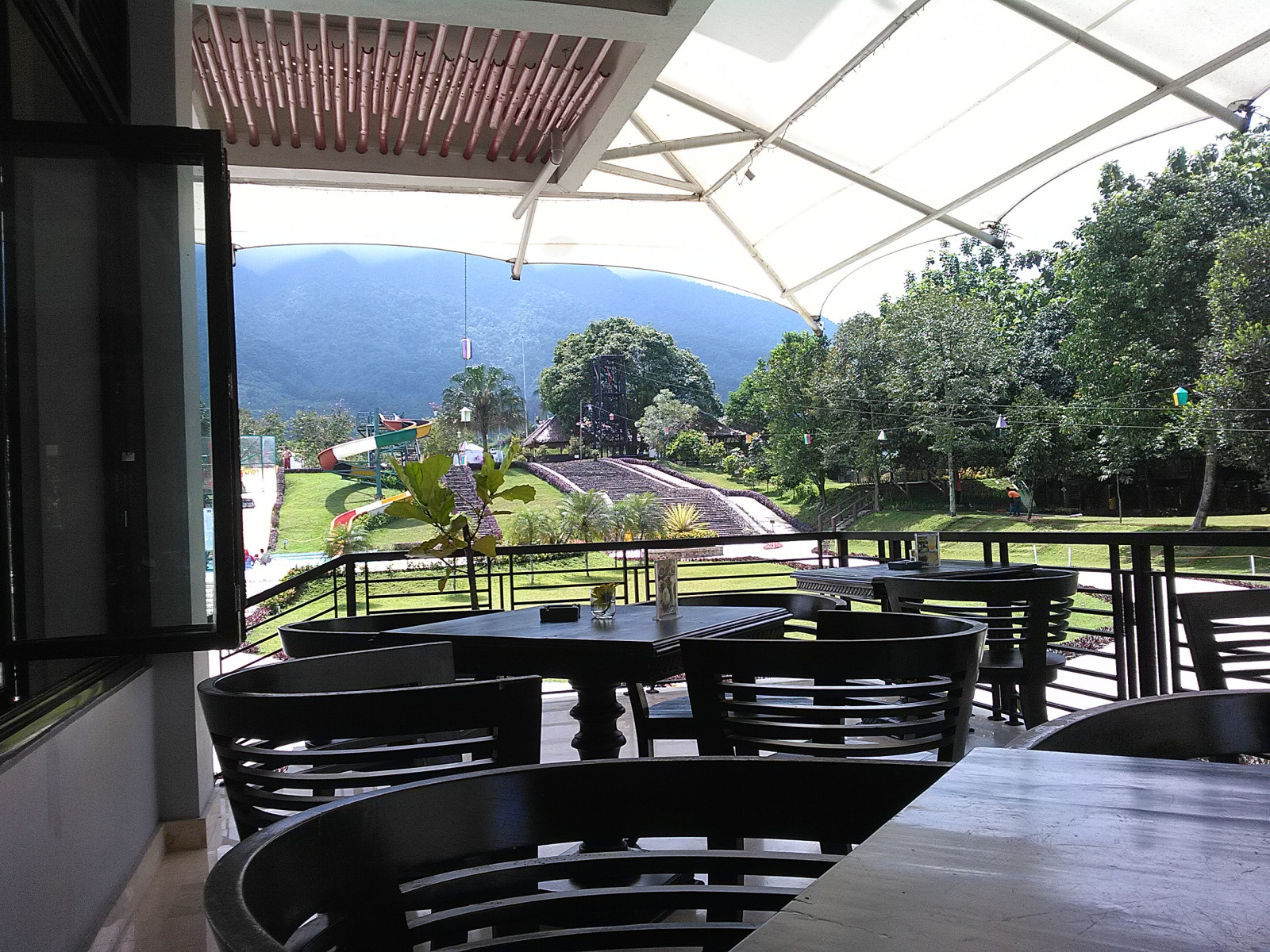 đồ nội thất, Bầu trời, thực vật, bóng râm, Thực vật học, bàn, thiết kế nội thất, cây, Tints and shades, Giải trí, cái ghế, Khách sạn sinh thái, ly, Tòa nhà, ô, phong cảnh, kim loại, phương sách, phòng, nhà, Ánh sáng ban ngày, Sử dụng hỗn hợp, Hiên nhà, kỳ nghỉ, đô gô ngoai trơi, Du lịch, Đối xứng, mái nhà, Trần nhà, căn hộ, chung cư, Bất động sản, Nhà tranh, Cấu trúc bên ngoài, Tán cây