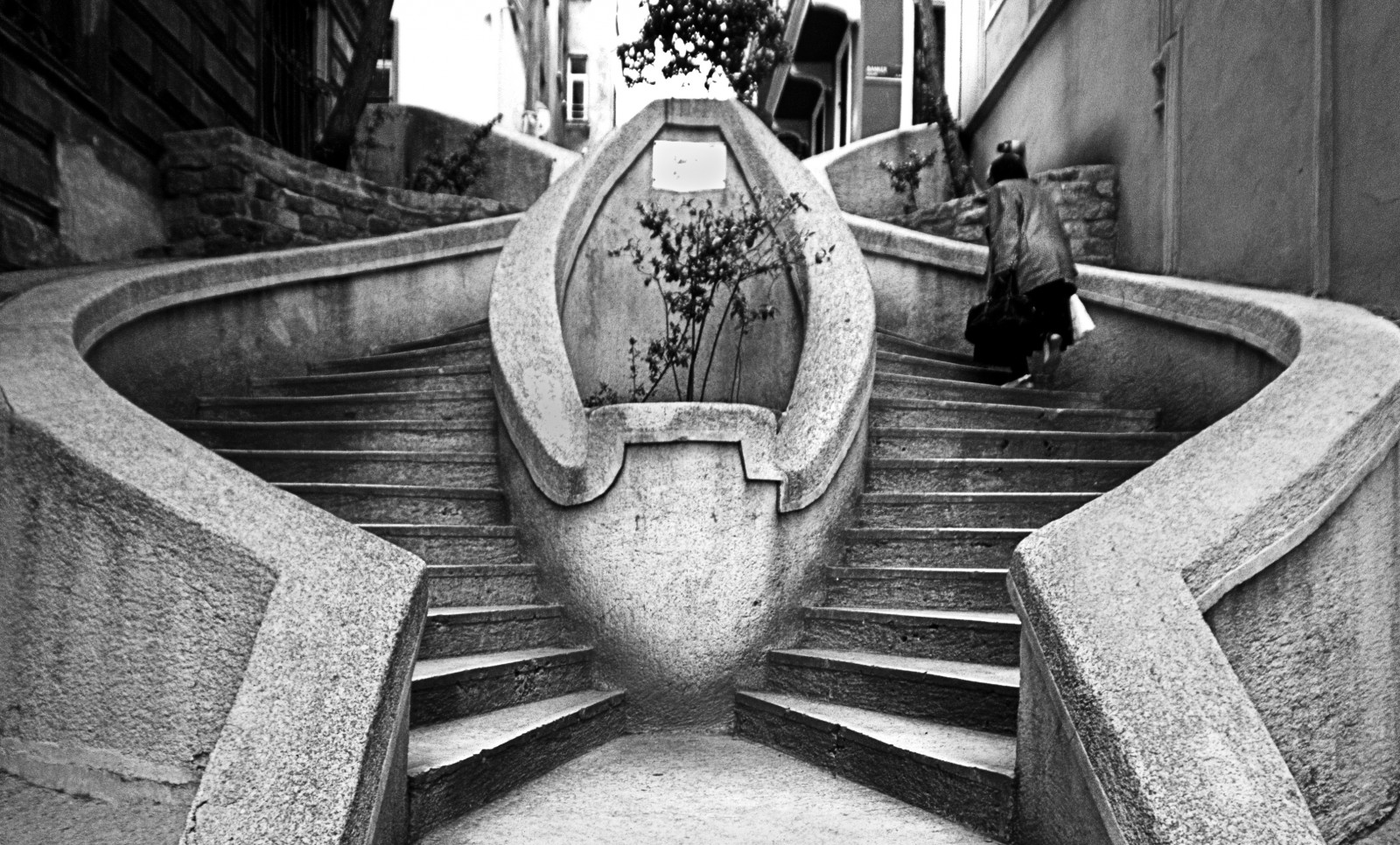 lidé, bílý, Černá, černobílý, model, město, ulice, noc, abstraktní, minimalismus, budova, stín, fotografování, silueta, šaty, Dům, věž, Istanbul, krocan, fotograf, geometrie, čas, město, čáry, život, schody, doprava, práce, zajetí, perspektivní, úhel, UMĚNÍ, světlo, Černý a bílý, expozice, scéna, cestovat, geometrický, roztomilý, skvělý, tělesné, žena, městský život, třídaFoto, městský život, úžasný, nyc, historický, streetphotography, zajímavý, města, upřímný, moment, stylový, streetpassionaward, složení, dokumentární, streetscene, streetphotographer, urbanart, momentka, fotožurnalistiky, schodiště, sokak, pohledy, travelphoto, sokakfoto raf, istanbullovers, arthitecture, architexture, streetmusican, maxmagazine, kompozisyon, Černý a bílý, monochromatické fotografování, Turkiye, fotoreportér, blackwhiteaward, monoart