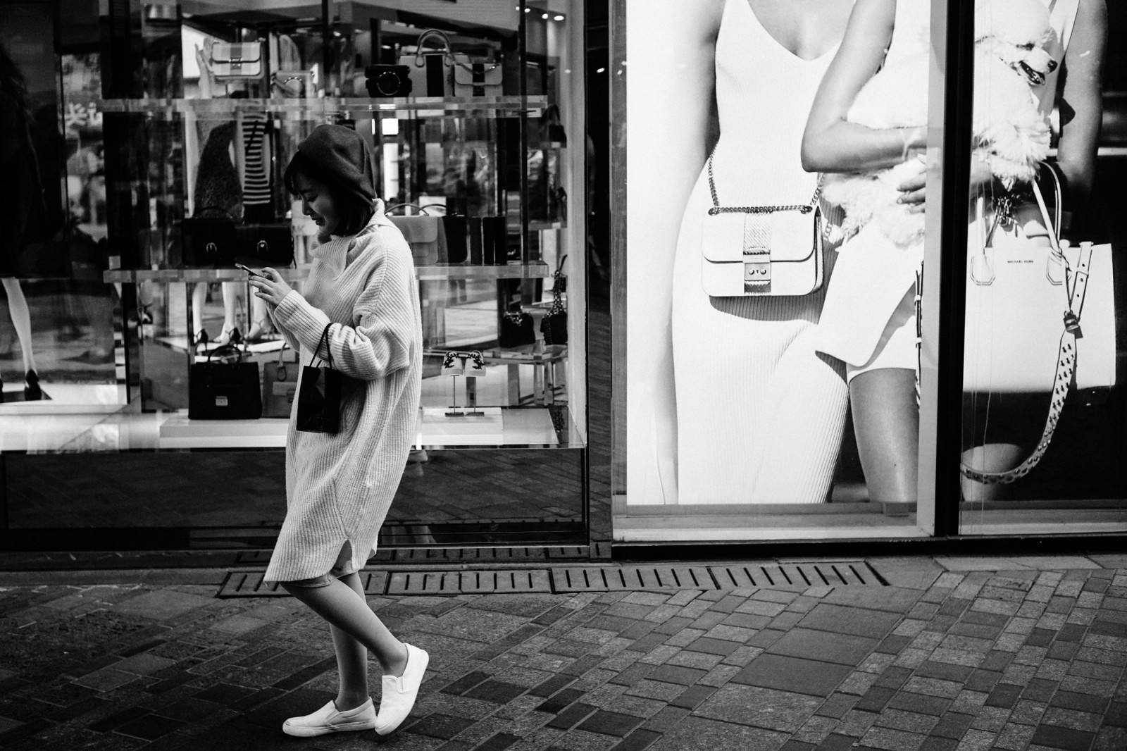 persone, bianca, nero, monocromo, finestra, strada, Cina, urbano, strada, fotografia, in piedi, vita, Pechino, tiratore, infrastruttura, tiro, bianco e nero, scena, vista, wb, ragazza, bw, vista stradale, umano, vita di strada, Streetphoto, stile, fotografia, streetphotography, umanità, Candido, streetscene, StreetShot, schiocco, istantanea, sparare, urbanstreet, bianco e nero, fotografia in bianco e nero, urbanview, elemento, streetshooter, streetshoot, nocolor, Urbaneople, Urbanismo, Urbancandid, Sanlitun, human behavior