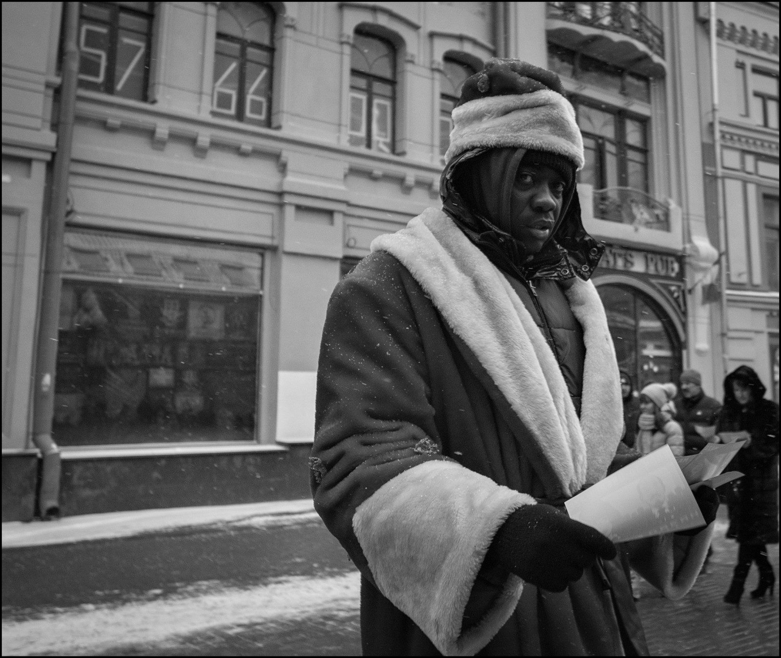 ถนน, สีขาว, ดำ, รูปถ่าย, ถนน, ชาย, ดำและขาว, โครงสร้างพื้นฐาน, เขตเมือง, ยืน, การถ่ายภาพ, ถ่ายภาพขาวดำ, ภาพรวม, ชาย, ขาวดำ, มนุษย์, human behavior, ฤดูหนาว, เมือง, สุภาพบุรุษ